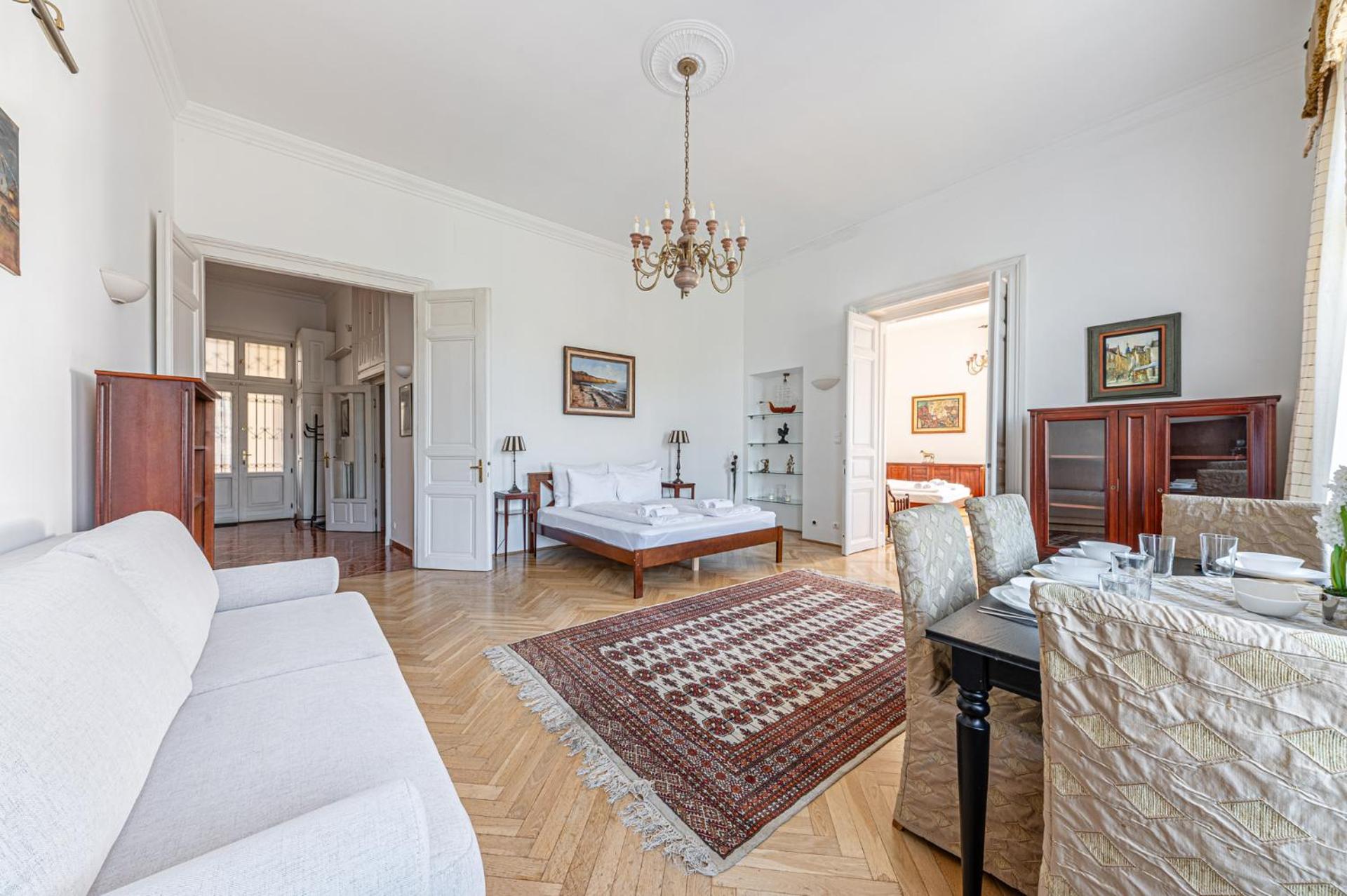 Budapest Classic Charm 2BR Cornertub SmartTV