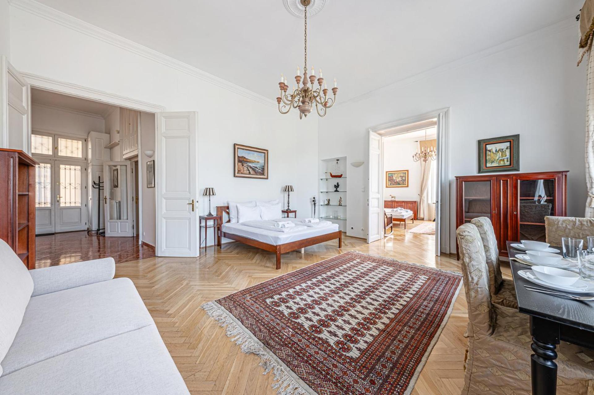 Budapest Classic Charm 2BR Cornertub SmartTV