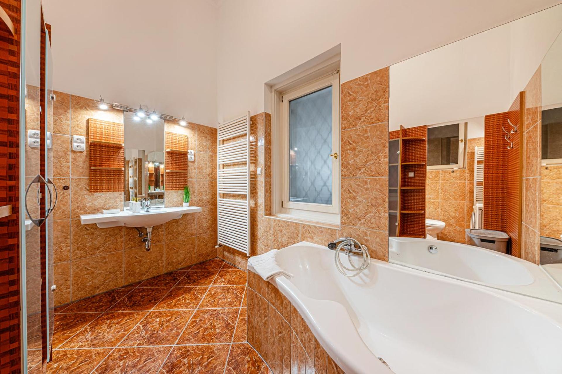 Budapest Classic Charm 2BR Cornertub SmartTV