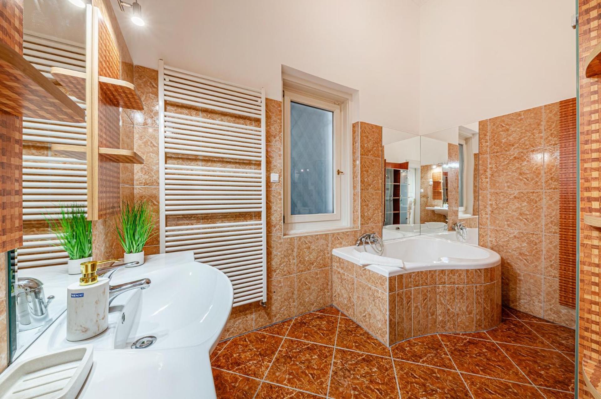 Budapest Classic Charm 2BR Cornertub SmartTV