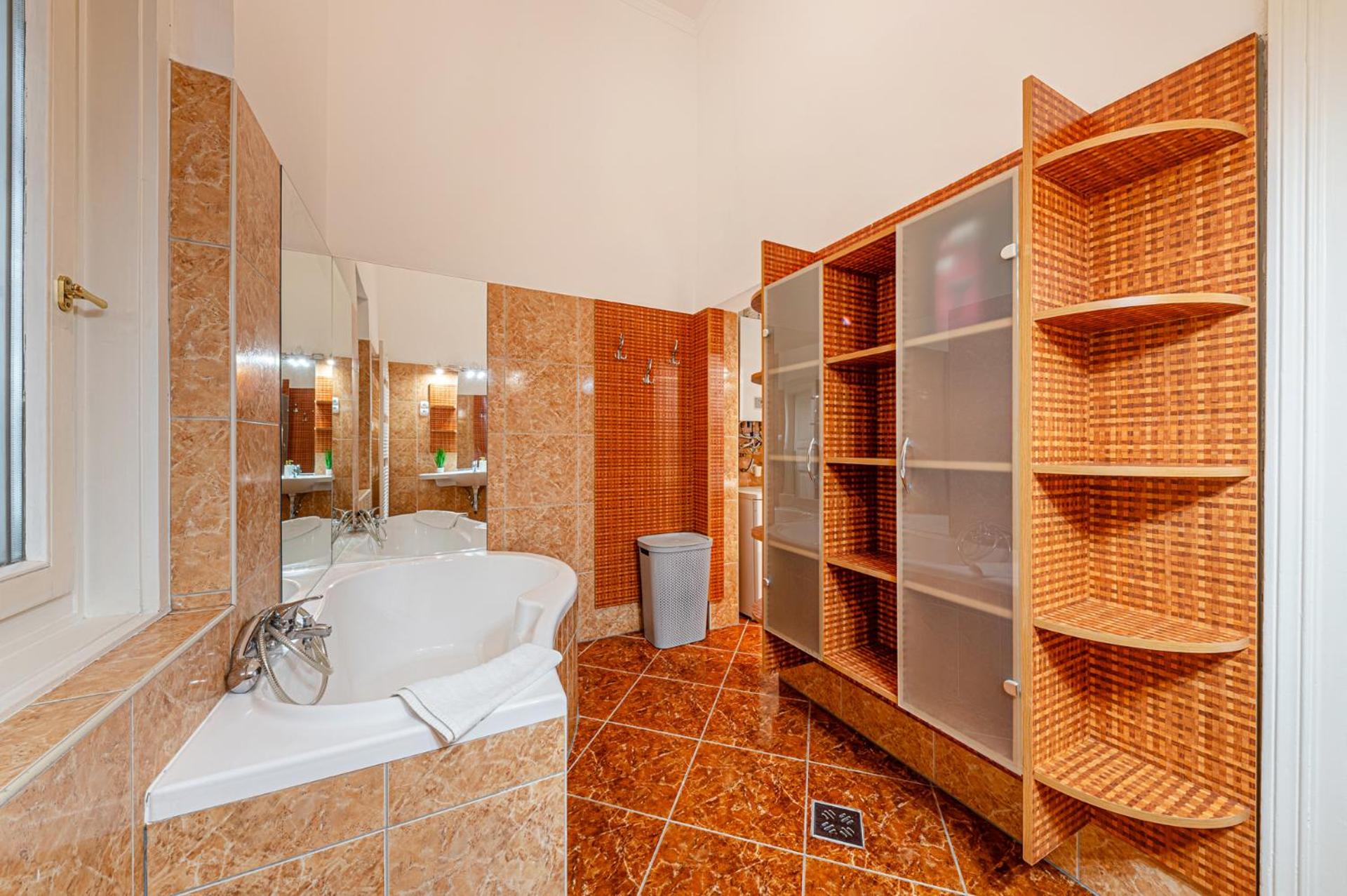 Budapest Classic Charm 2BR Cornertub SmartTV