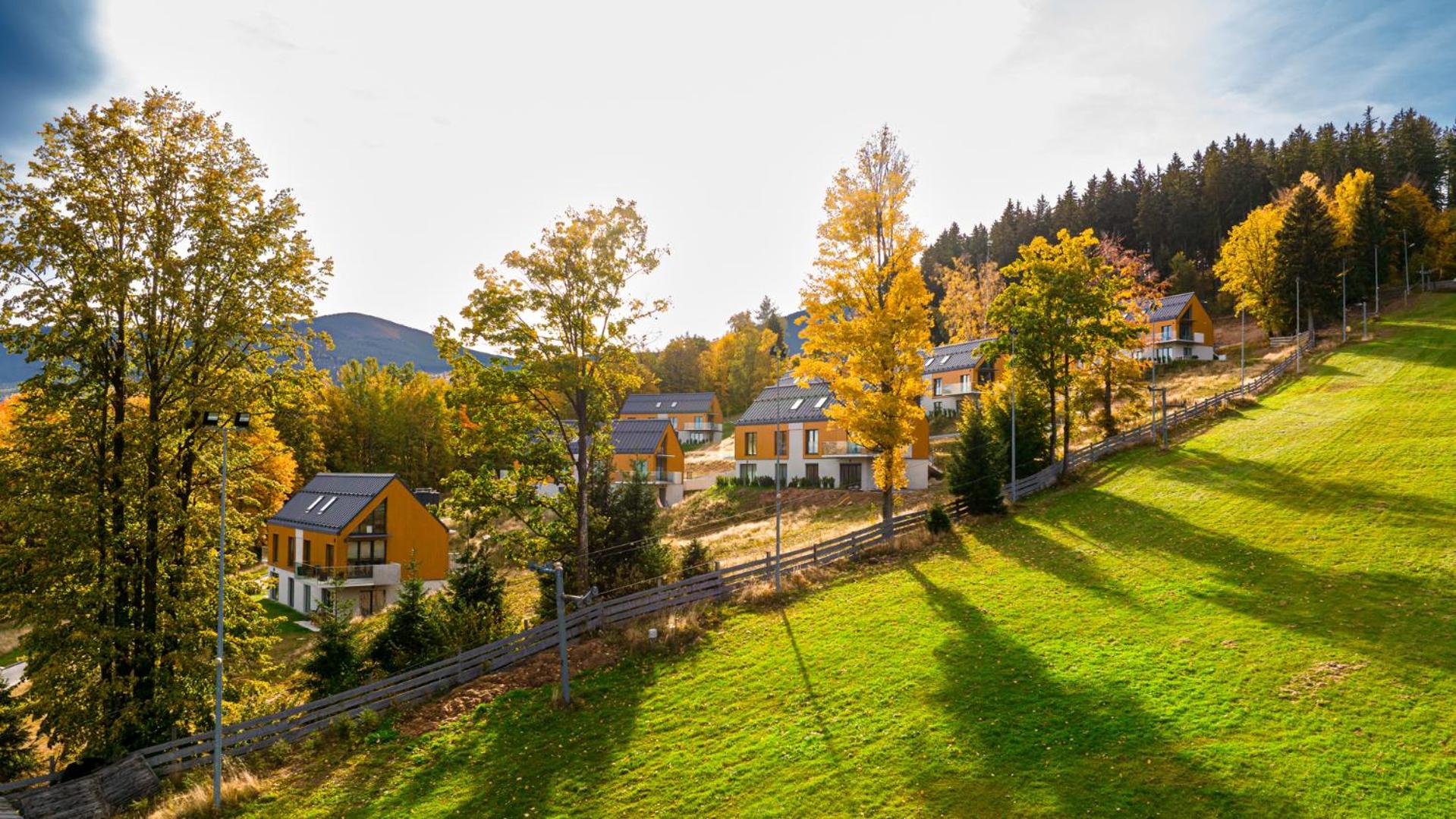 Wonder Home - Domki Hillside tuż przy stoku narciarskim - na terenie kompleksu plac zabaw i zewnętrzna siłownia, sklep, parking