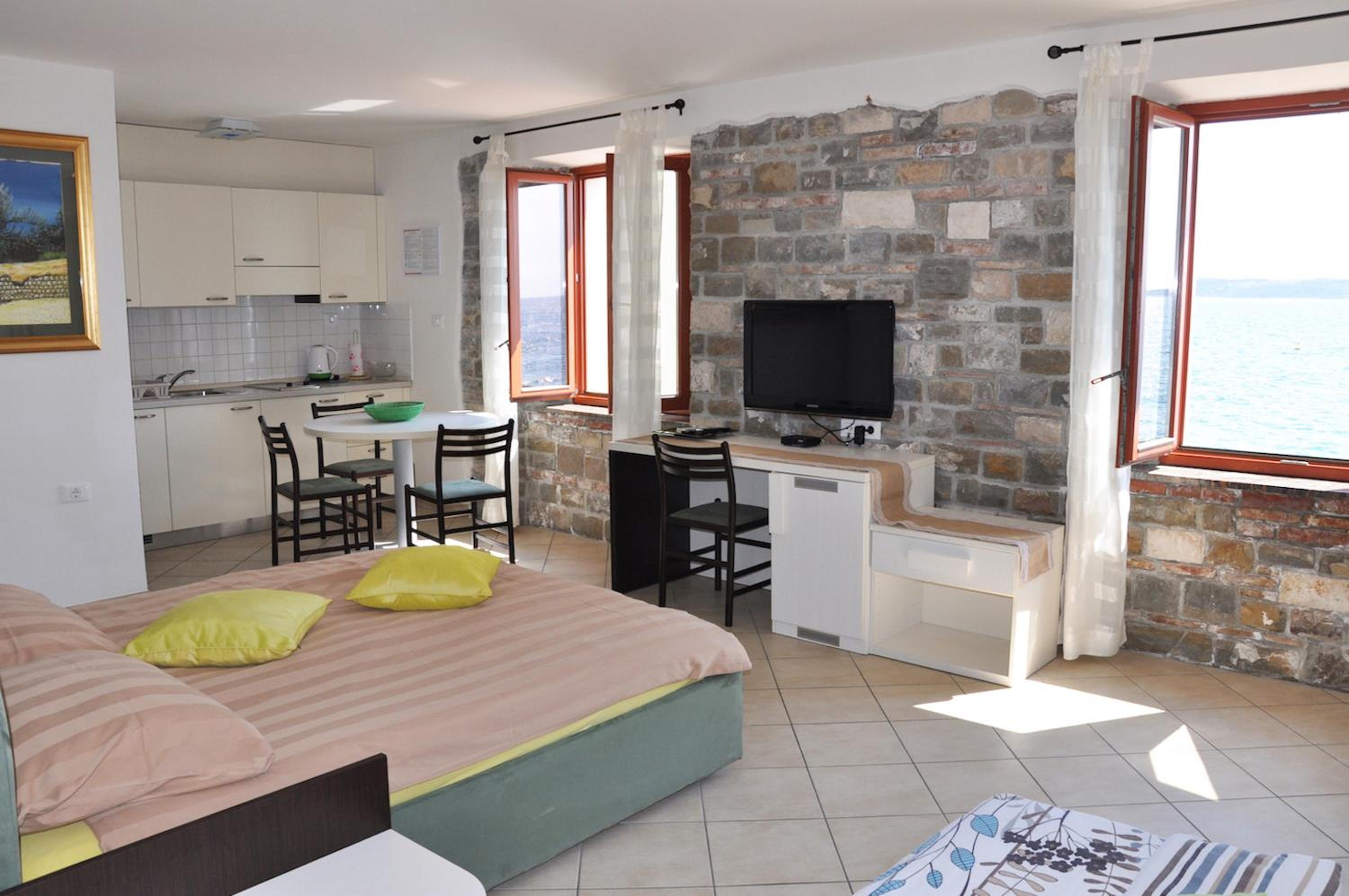 Apartments & Rooms Riva view 4