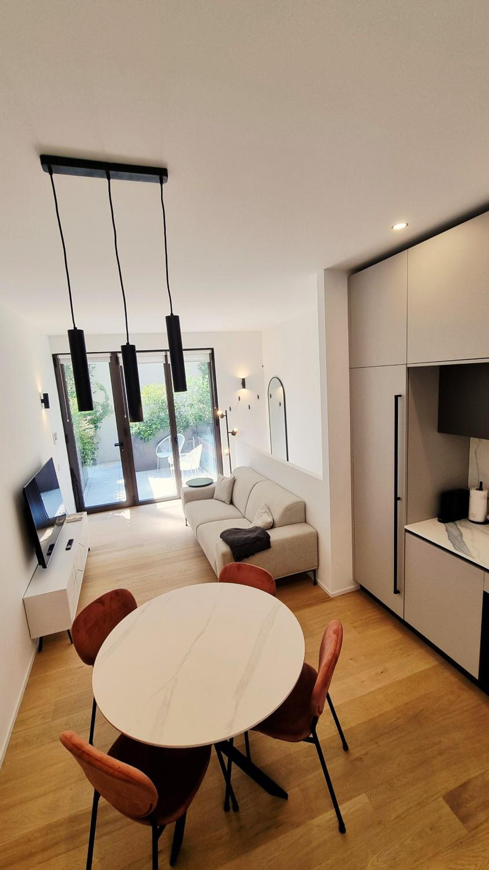 Vytalea - Trilocale moderno con patio e doppi servizi, vicino M4 - Modern apartment 2-Bedroom with Patio & Two Bathrooms, near Metro M4