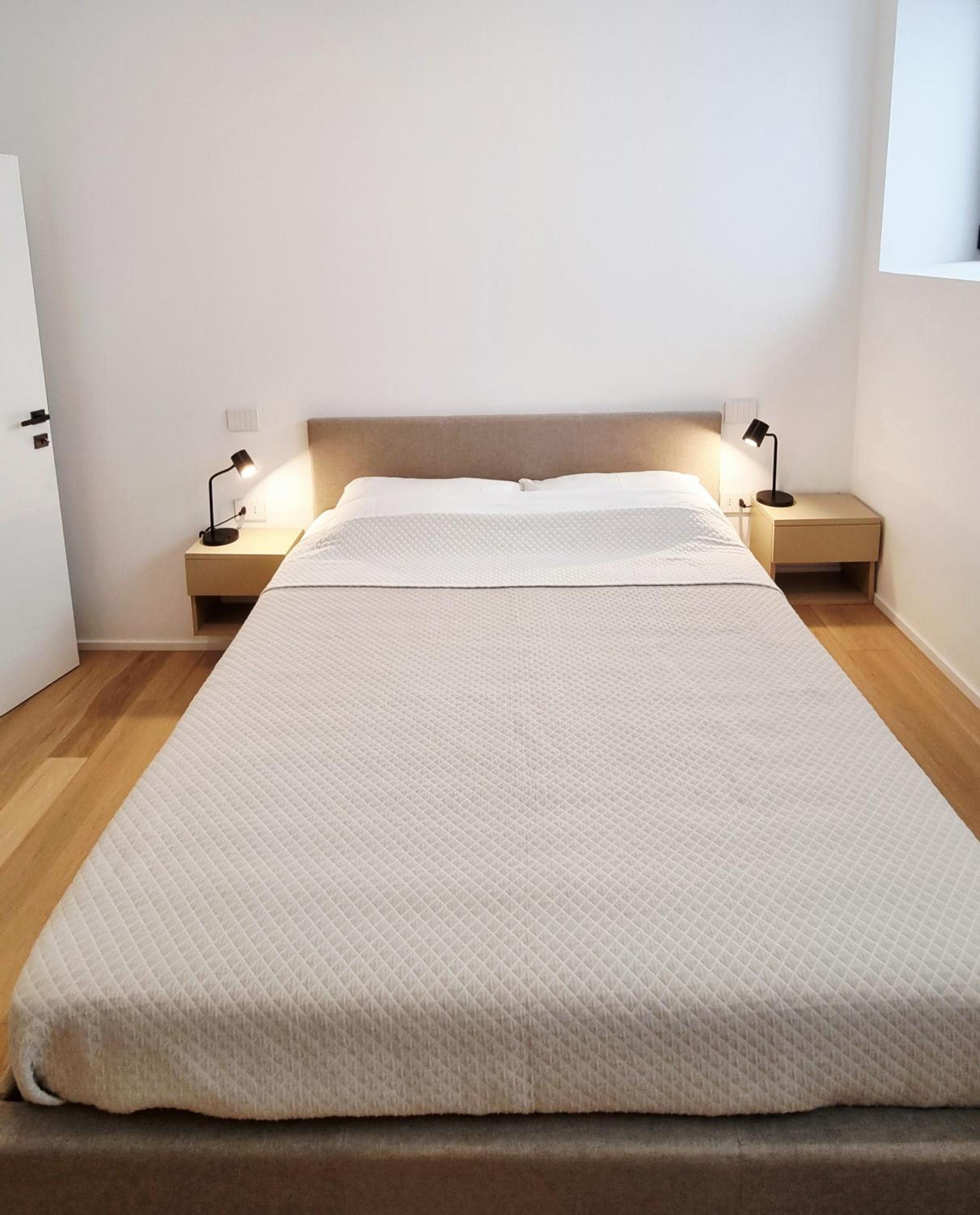 Vytalea - Trilocale moderno con patio e doppi servizi, vicino M4 - Modern apartment 2-Bedroom with Patio & Two Bathrooms, near Metro M4