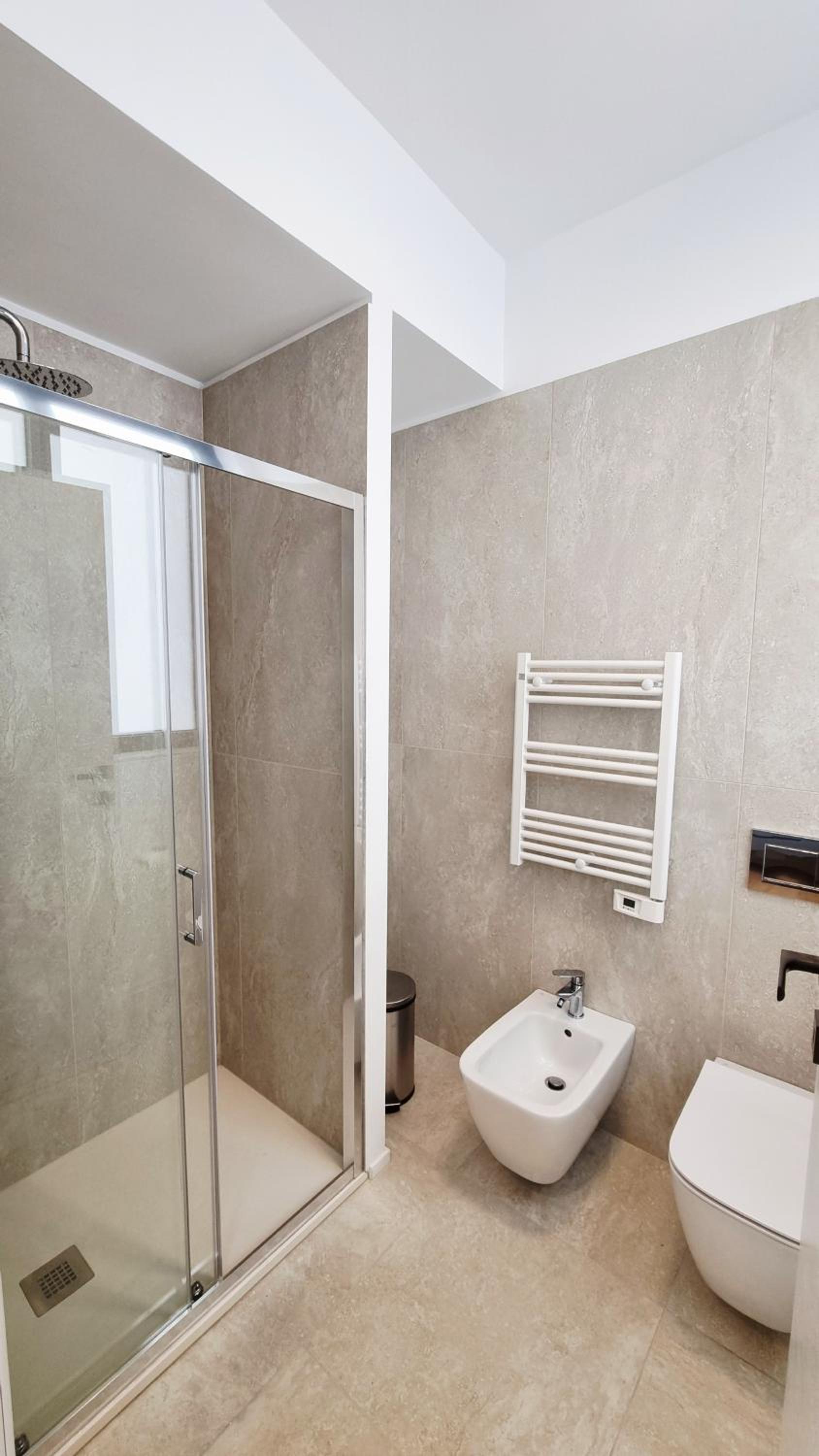 Vytalea - Trilocale moderno con patio e doppi servizi, vicino M4 - Modern apartment 2-Bedroom with Patio & Two Bathrooms, near Metro M4