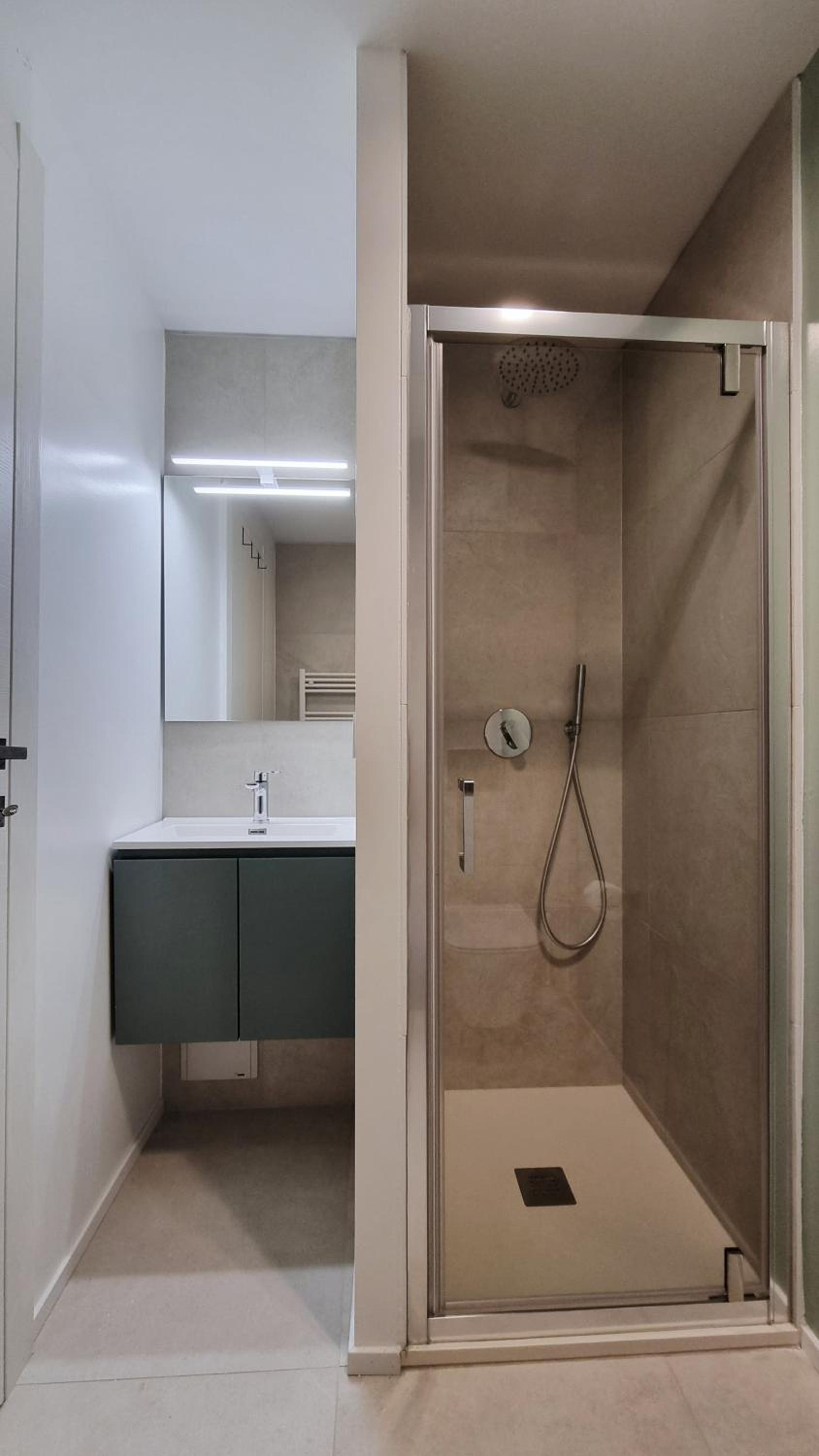 Vytalea - Trilocale moderno con patio e doppi servizi, vicino M4 - Modern apartment 2-Bedroom with Patio & Two Bathrooms, near Metro M4