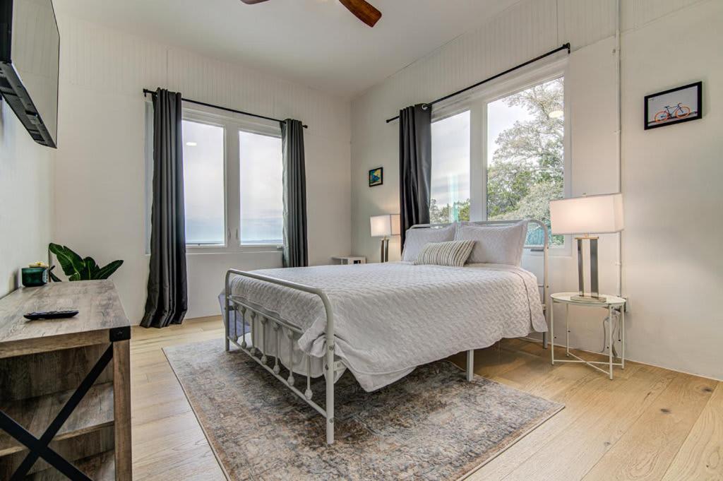 Lake Buchanan Retreat w/Hot-Tub