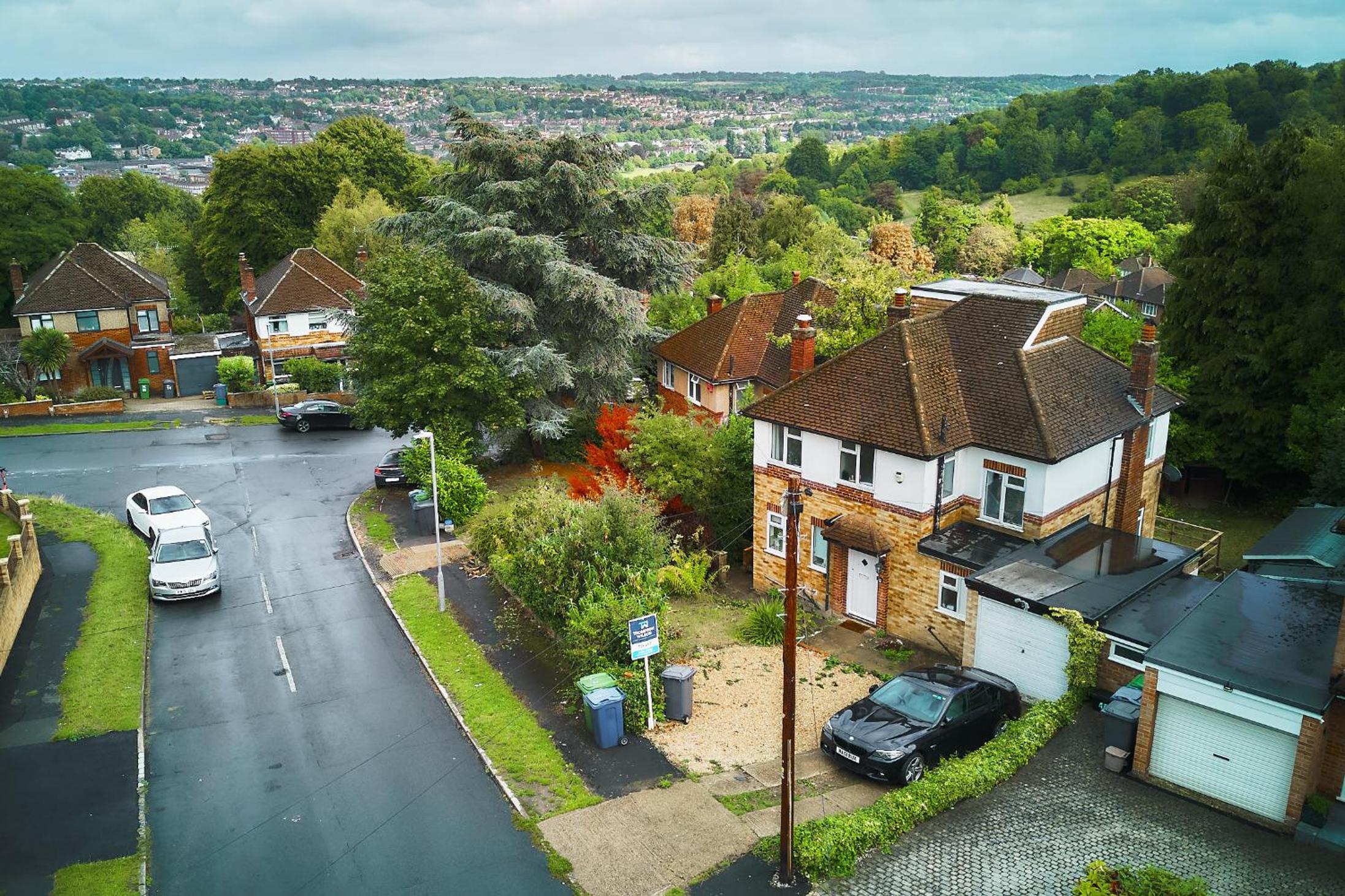 Spacious 4-Bedroom House in High Wycombe with Parking Fast WiFi