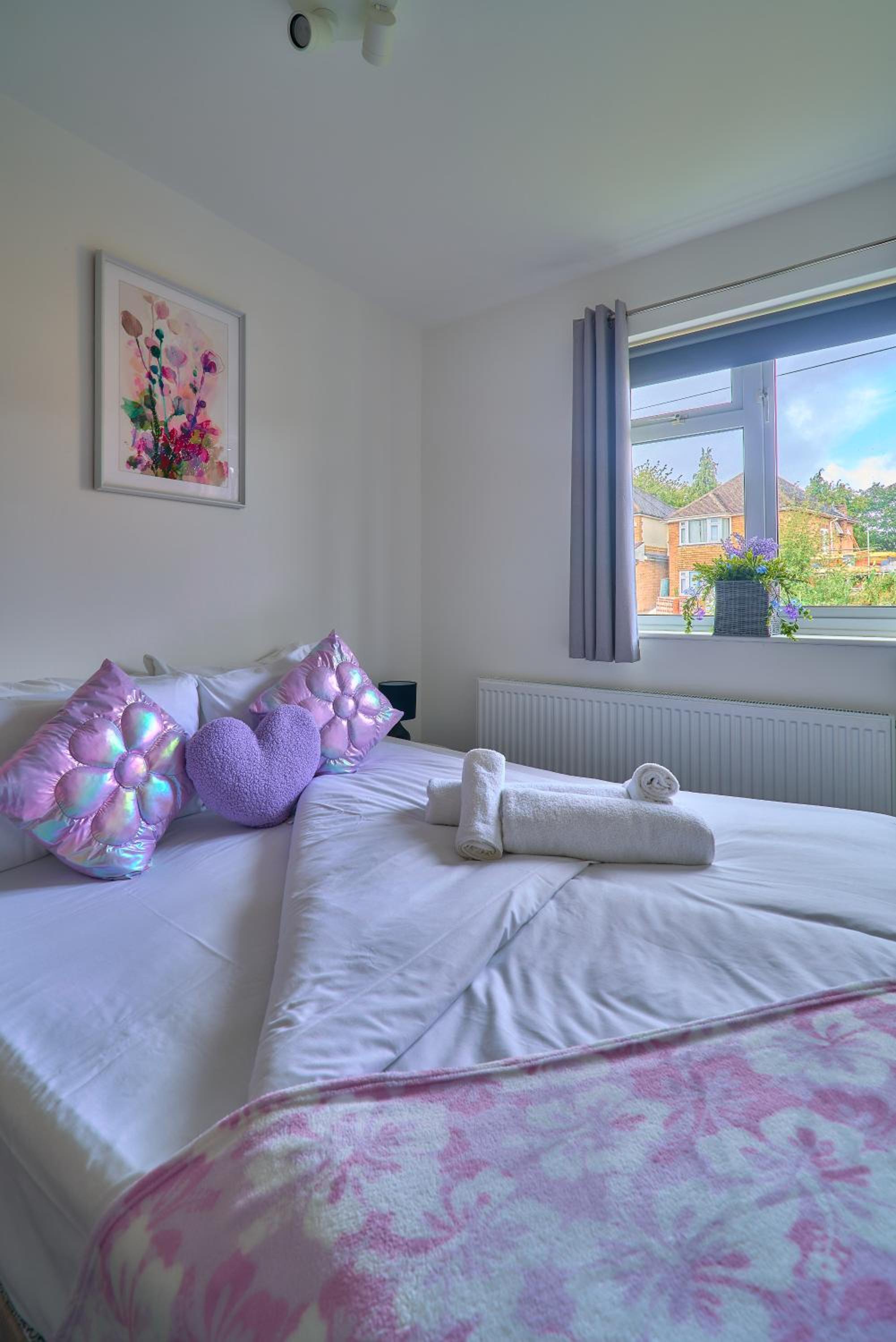 Spacious 4-Bedroom House in High Wycombe with Parking Fast WiFi