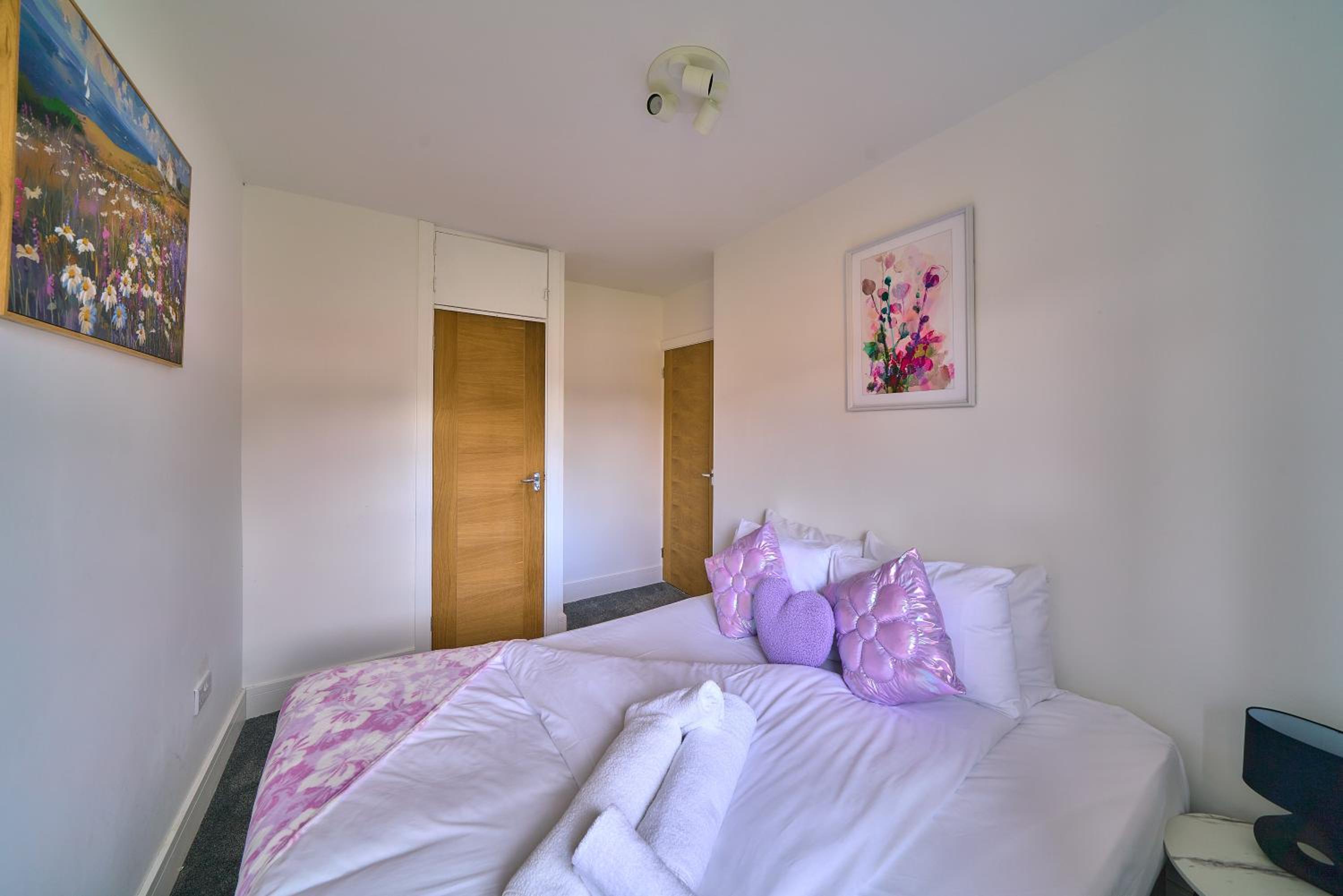 Spacious 4-Bedroom House in High Wycombe with Parking Fast WiFi
