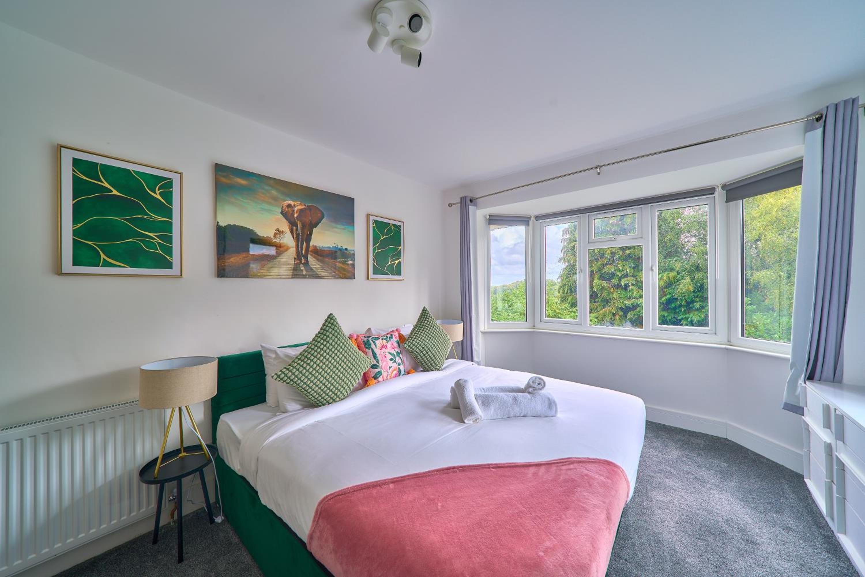 Spacious 4-Bedroom House in High Wycombe with Parking Fast WiFi