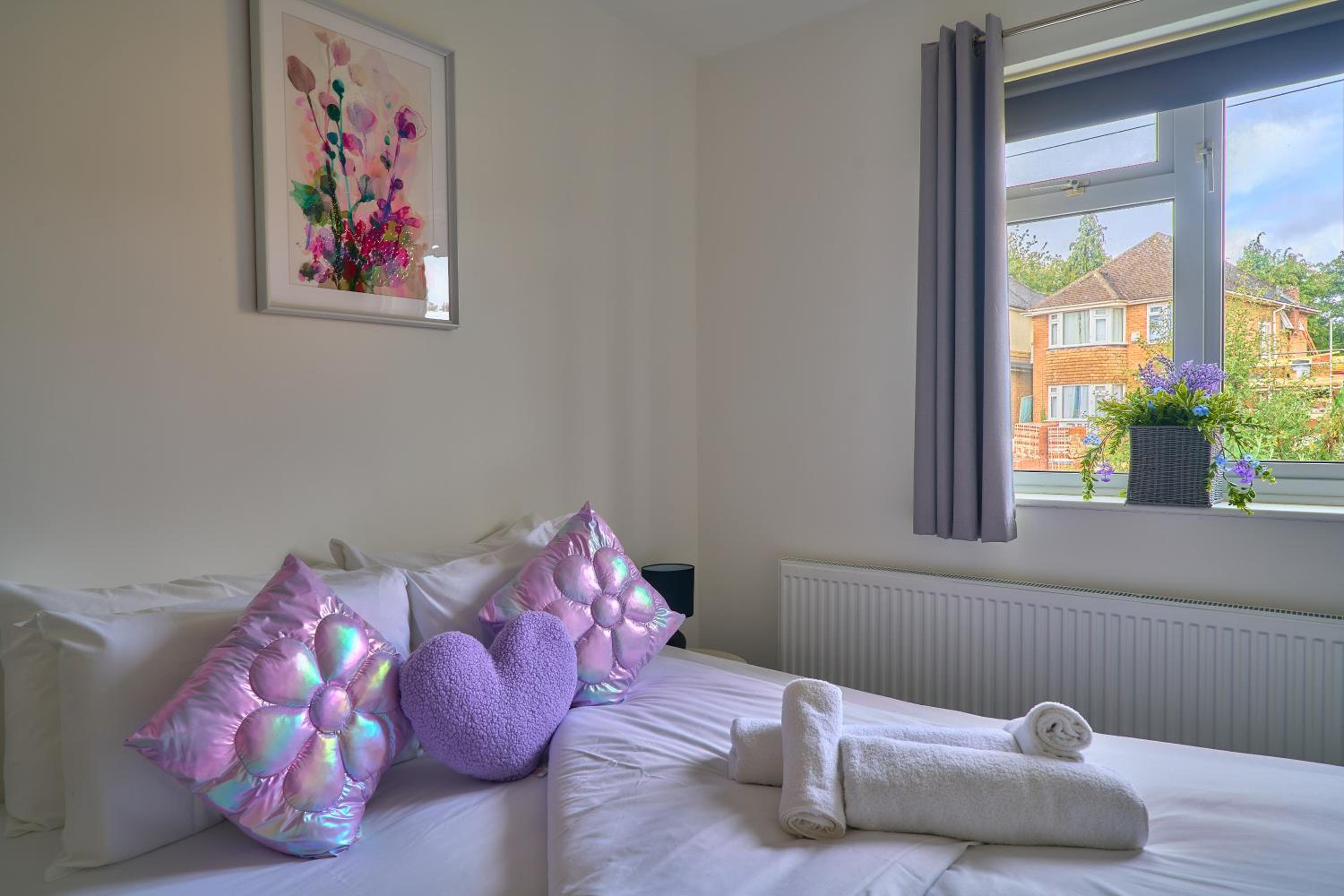 Spacious 4-Bedroom House in High Wycombe with Parking Fast WiFi