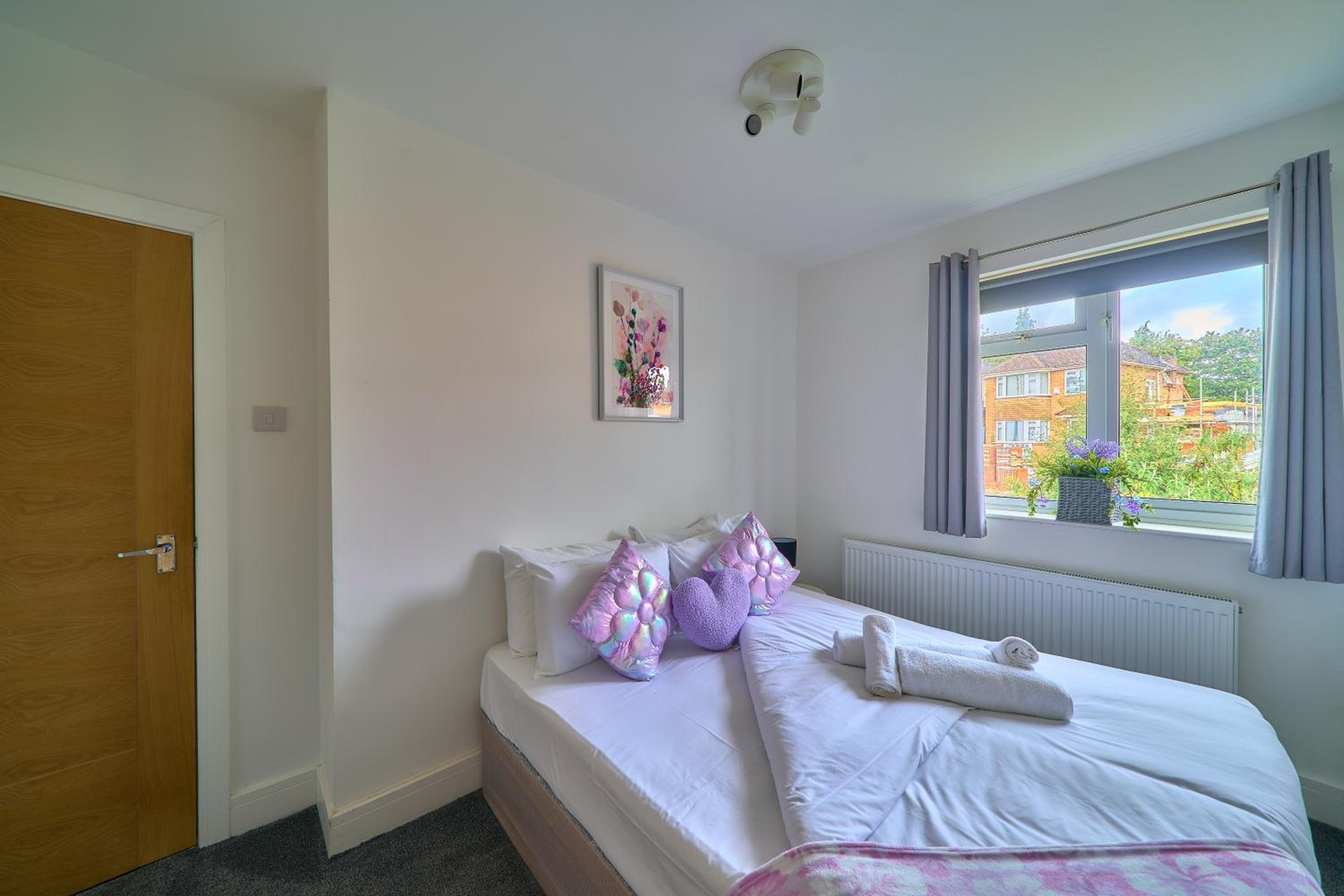 Spacious 4-Bedroom House in High Wycombe with Parking Fast WiFi