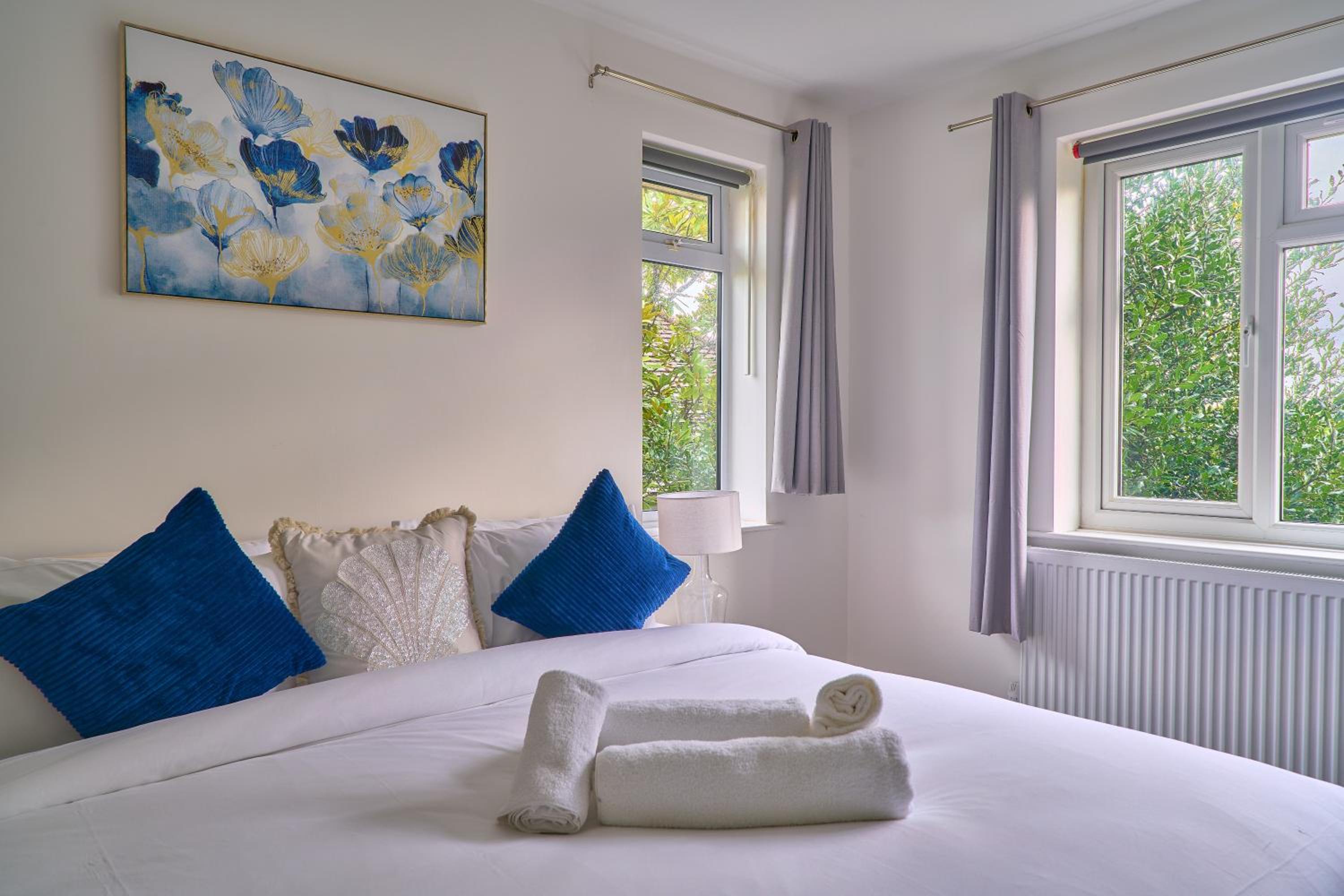 Spacious 4-Bedroom House in High Wycombe with Parking Fast WiFi