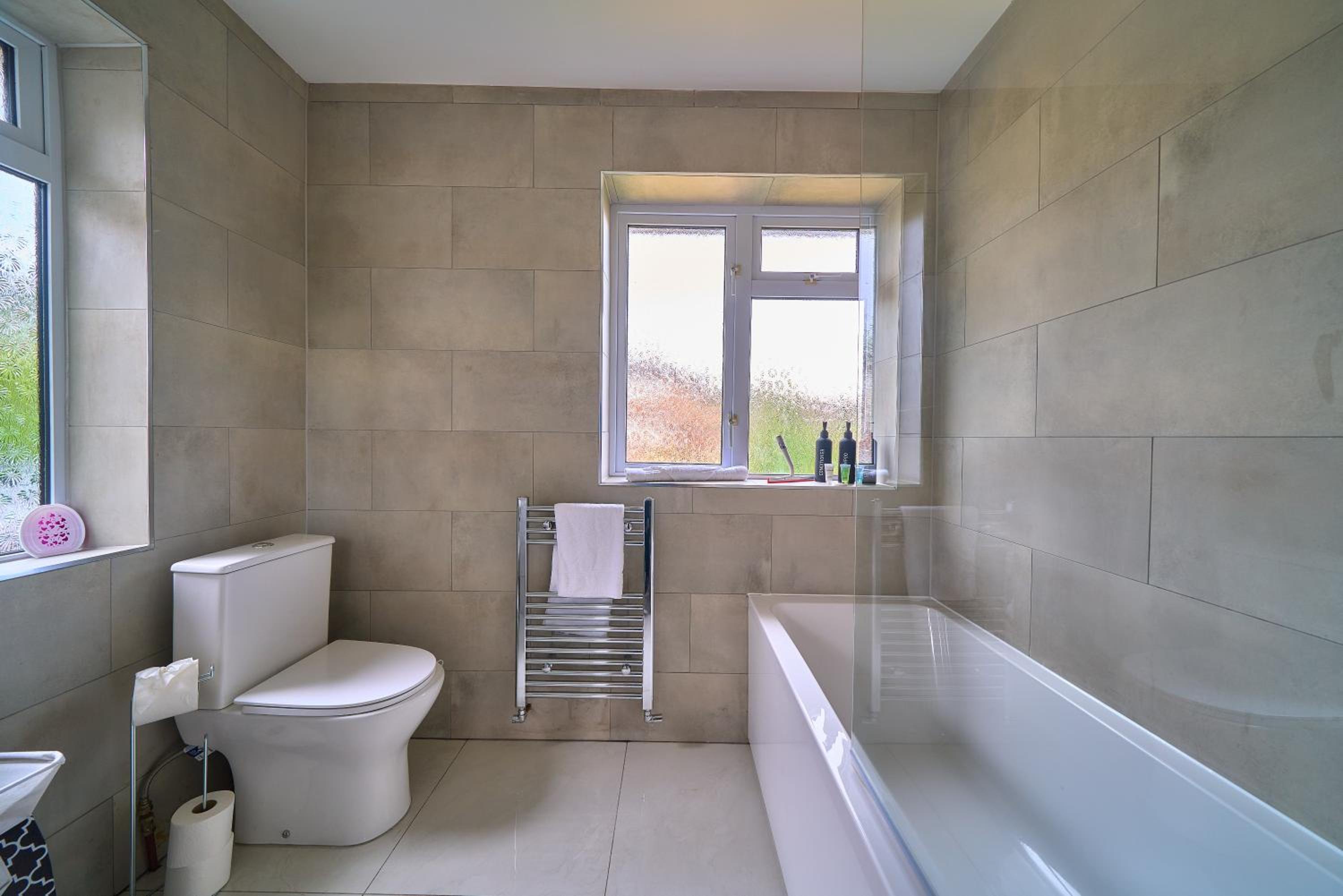 Spacious 4-Bedroom House in High Wycombe with Parking Fast WiFi
