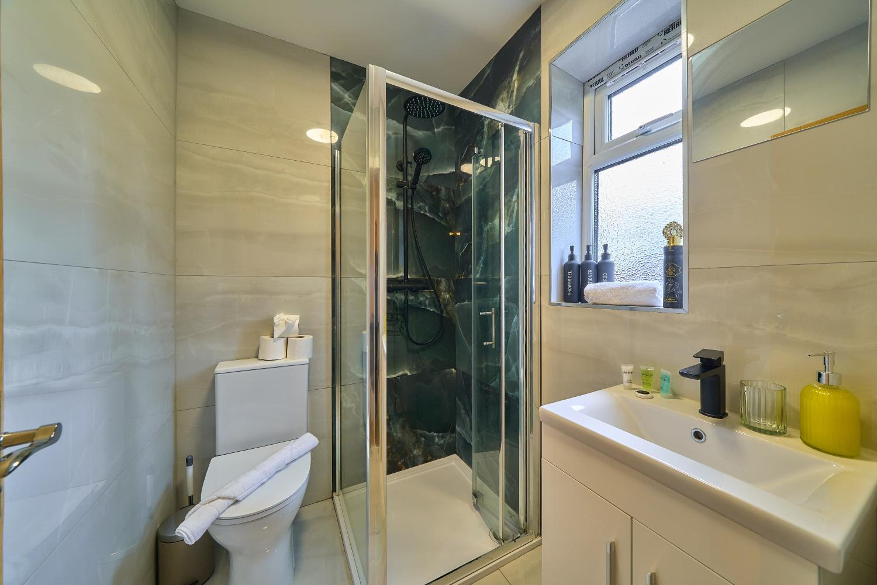 Spacious 4-Bedroom House in High Wycombe with Parking Fast WiFi