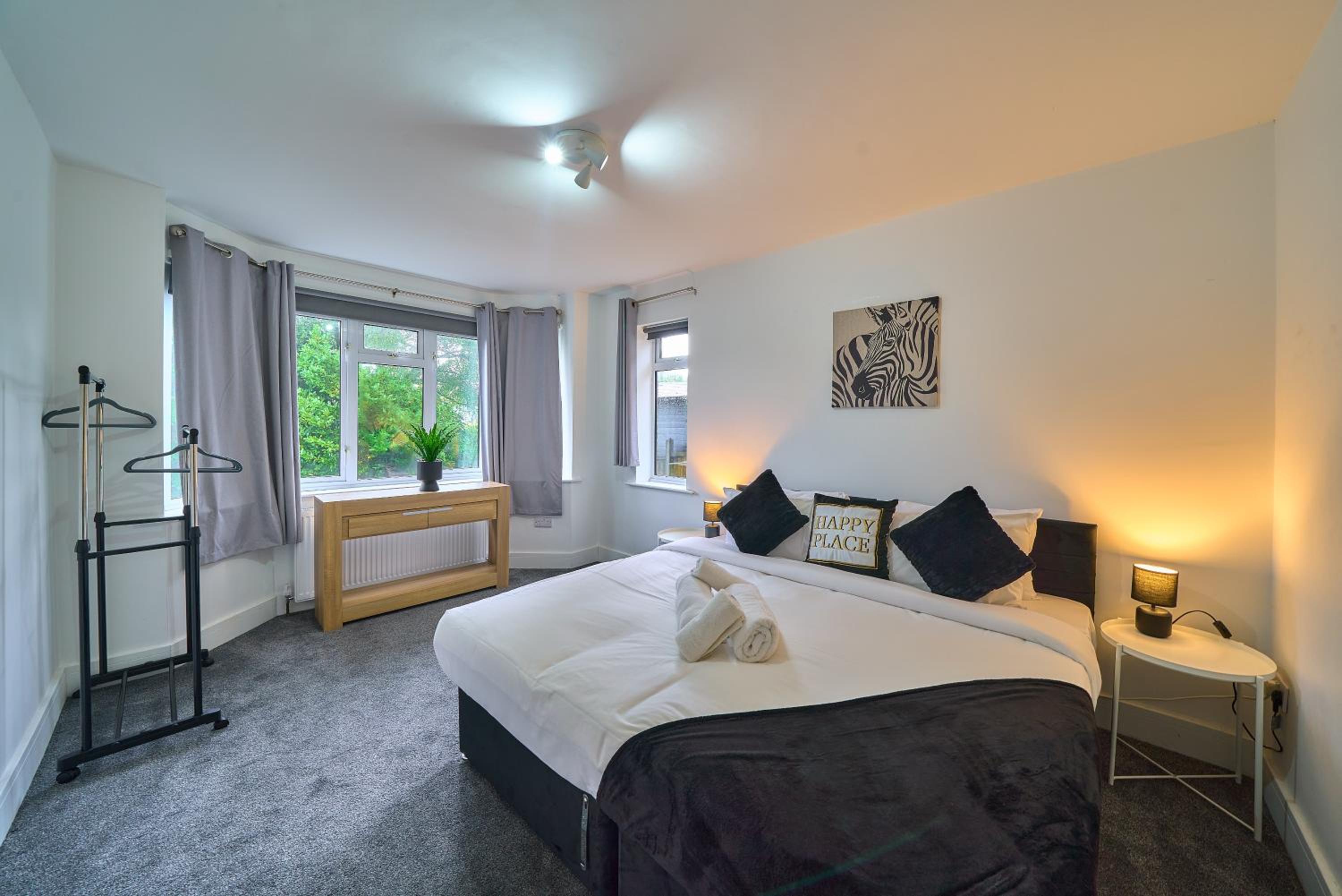 Spacious 4-Bedroom House in High Wycombe with Parking Fast WiFi