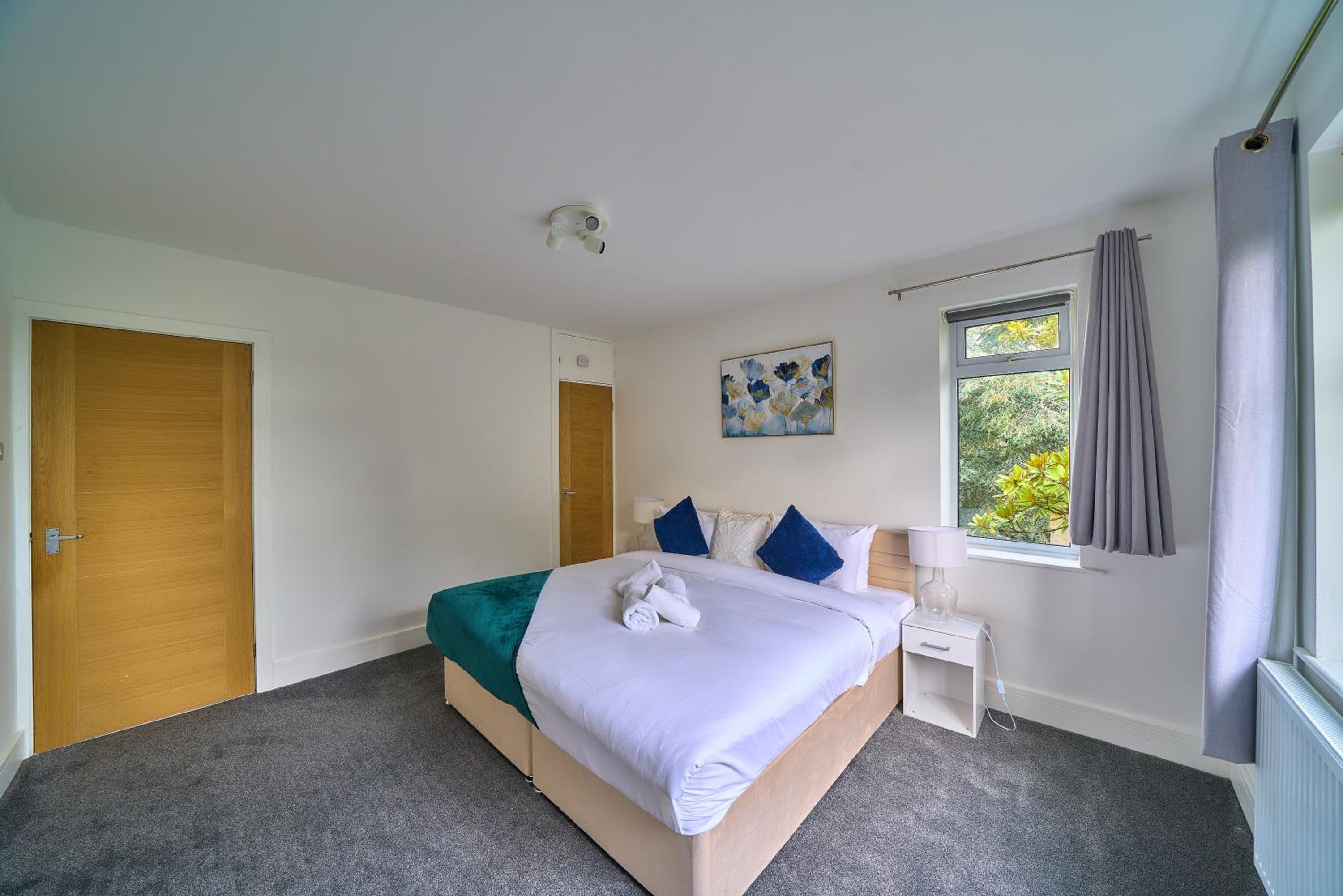 Spacious 4-Bedroom House in High Wycombe with Parking Fast WiFi