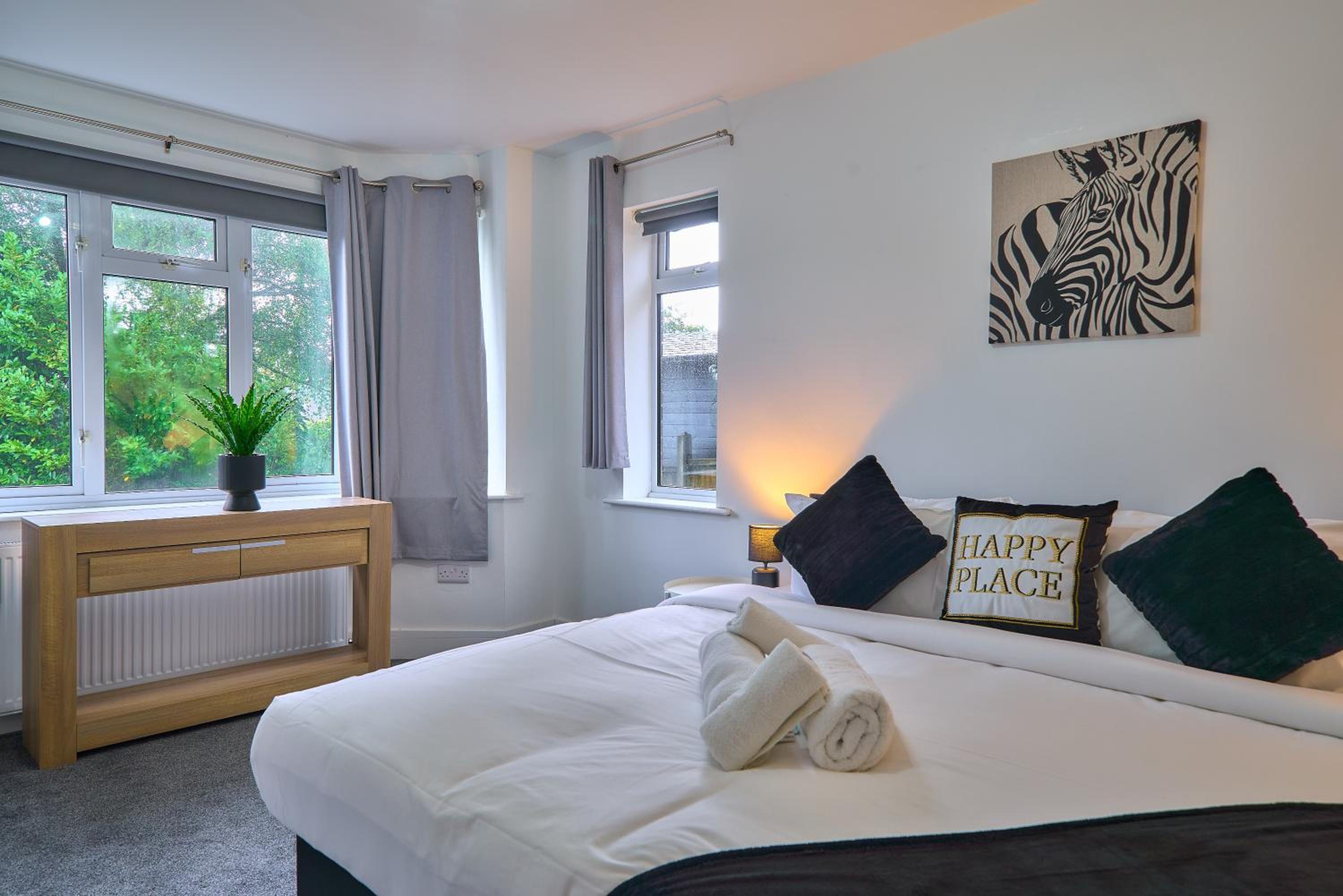Spacious 4-Bedroom House in High Wycombe with Parking Fast WiFi