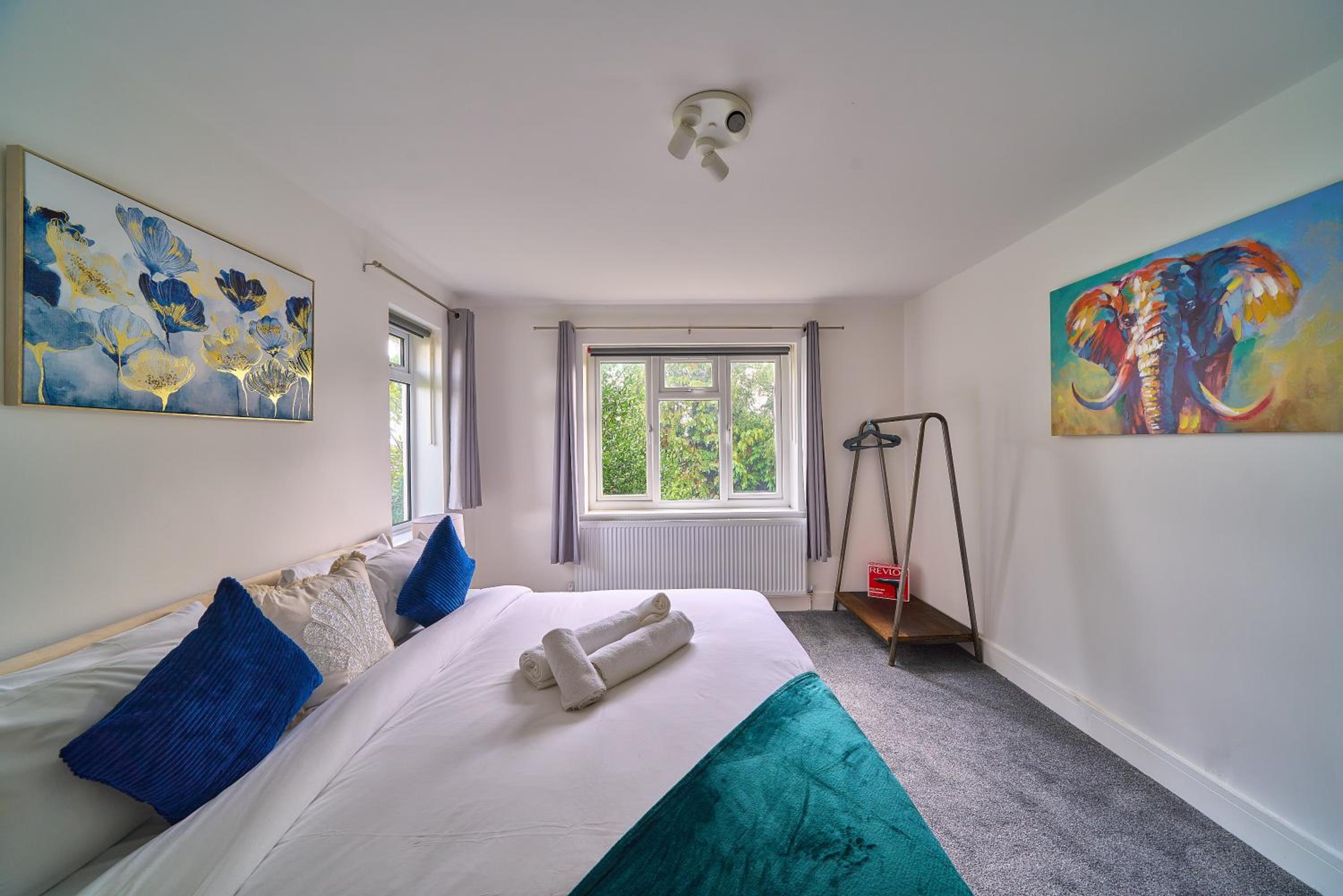 Spacious 4-Bedroom House in High Wycombe with Parking Fast WiFi