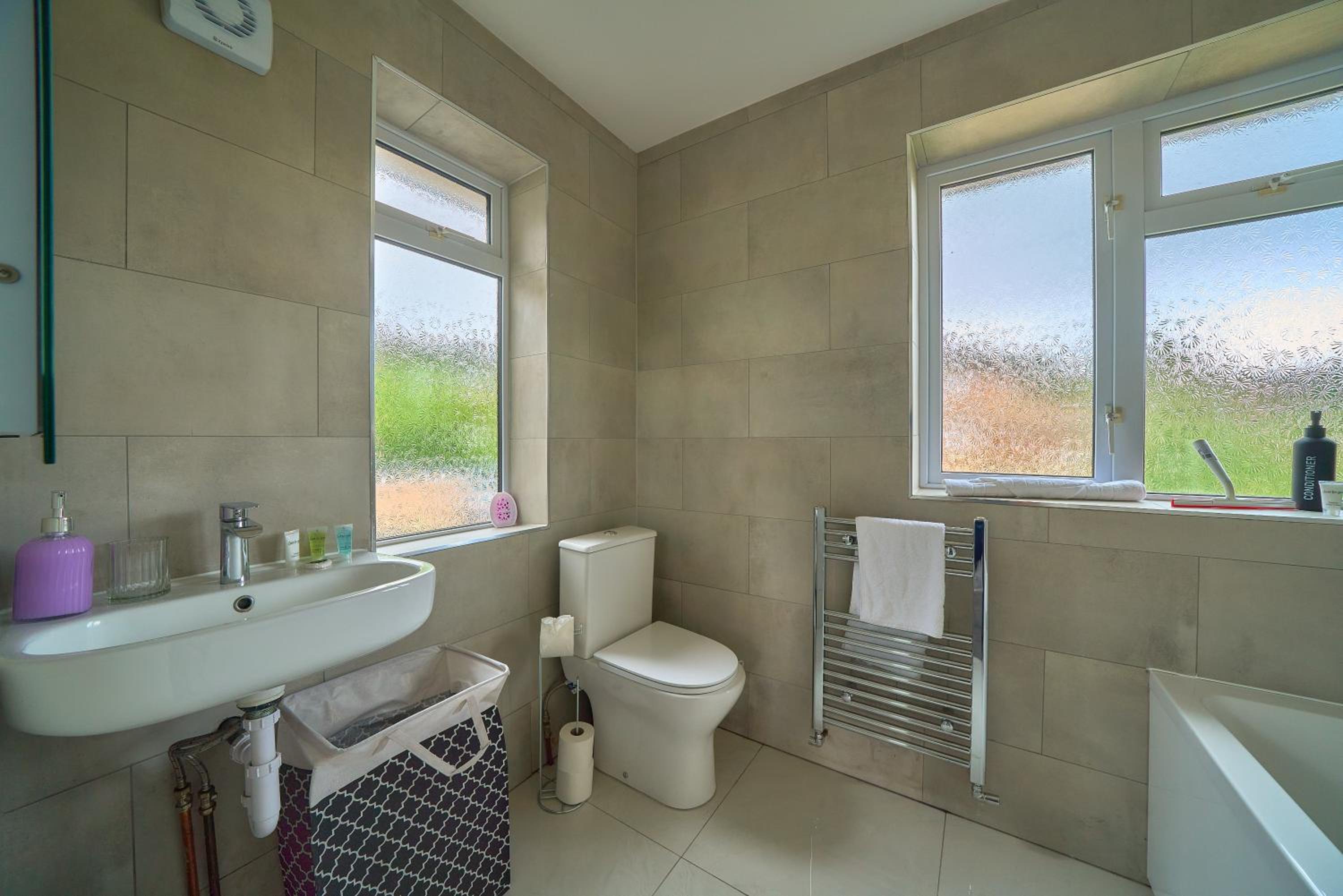 Spacious 4-Bedroom House in High Wycombe with Parking Fast WiFi