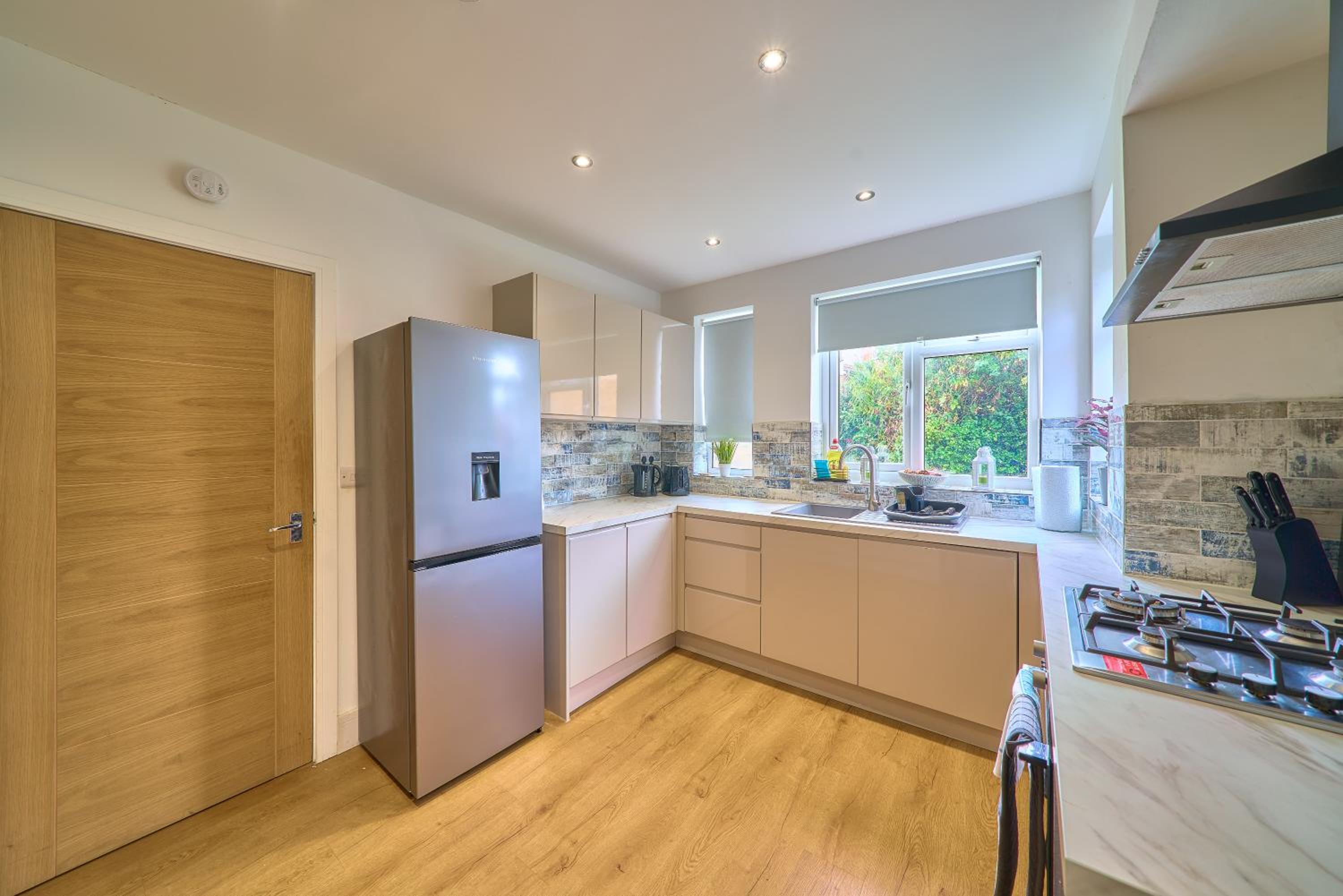 Spacious 4-Bedroom House in High Wycombe with Parking Fast WiFi