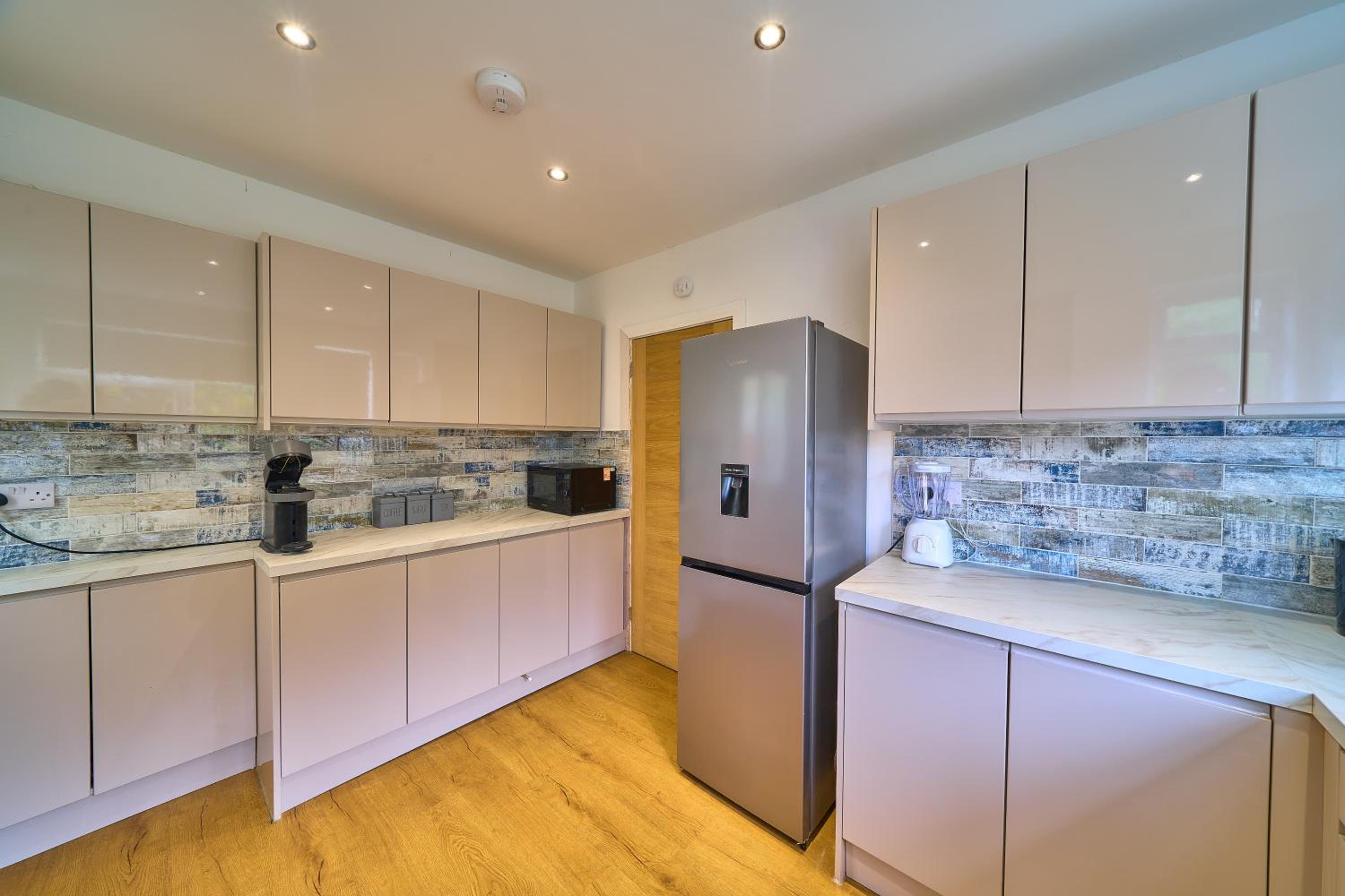 Spacious 4-Bedroom House in High Wycombe with Parking Fast WiFi