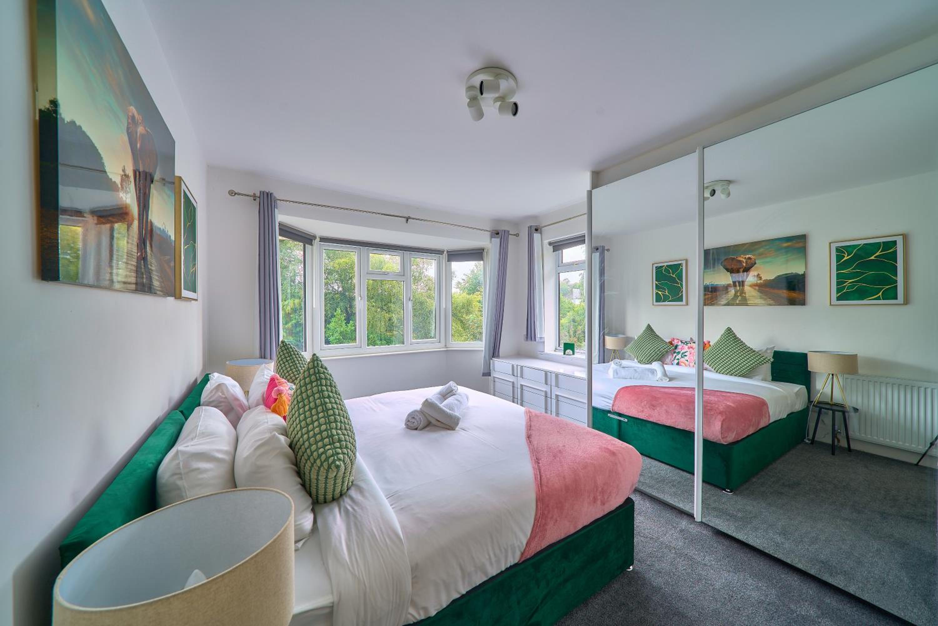 Spacious 4-Bedroom House in High Wycombe with Parking Fast WiFi