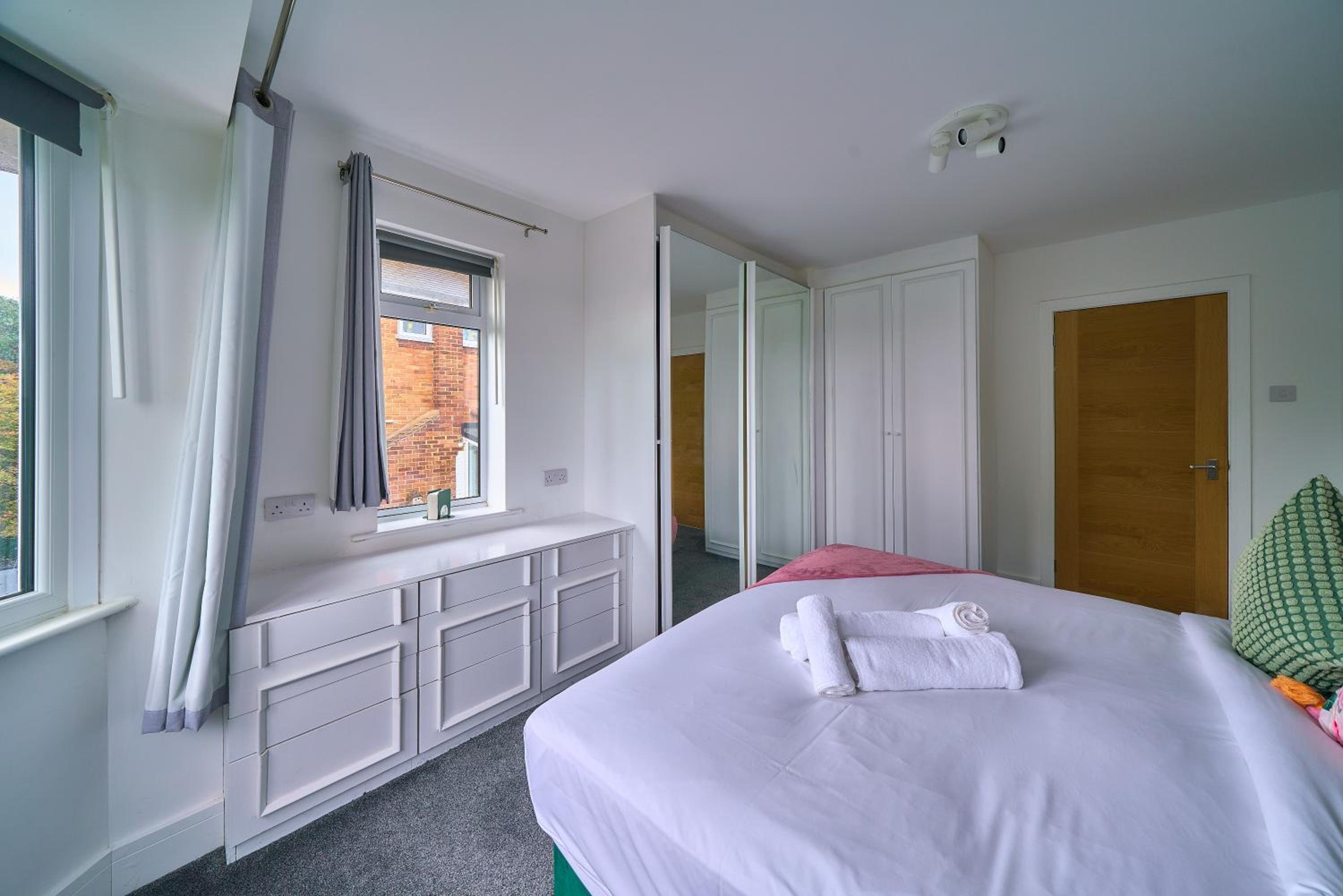 Spacious 4-Bedroom House in High Wycombe with Parking Fast WiFi