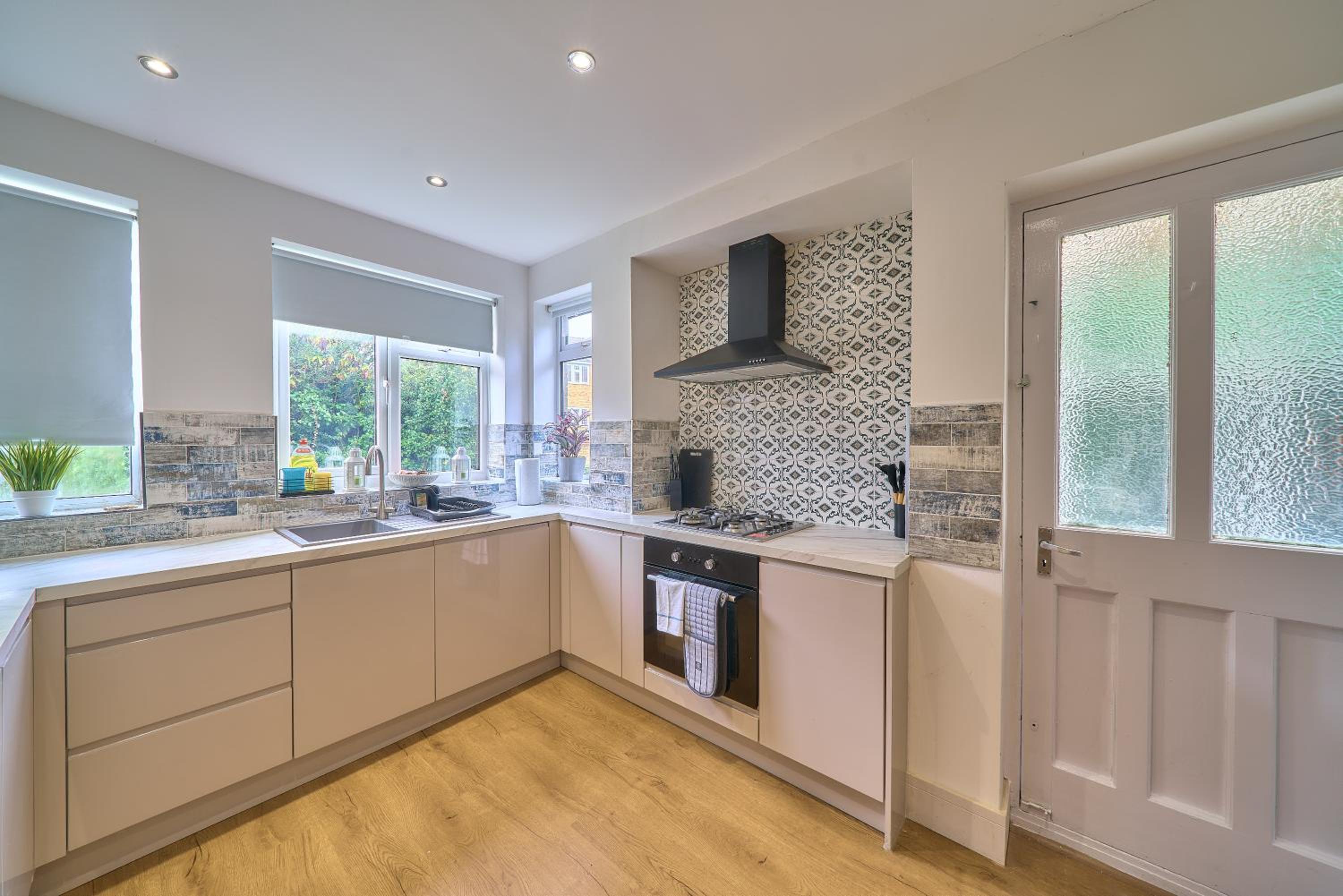 Spacious 4-Bedroom House in High Wycombe with Parking Fast WiFi