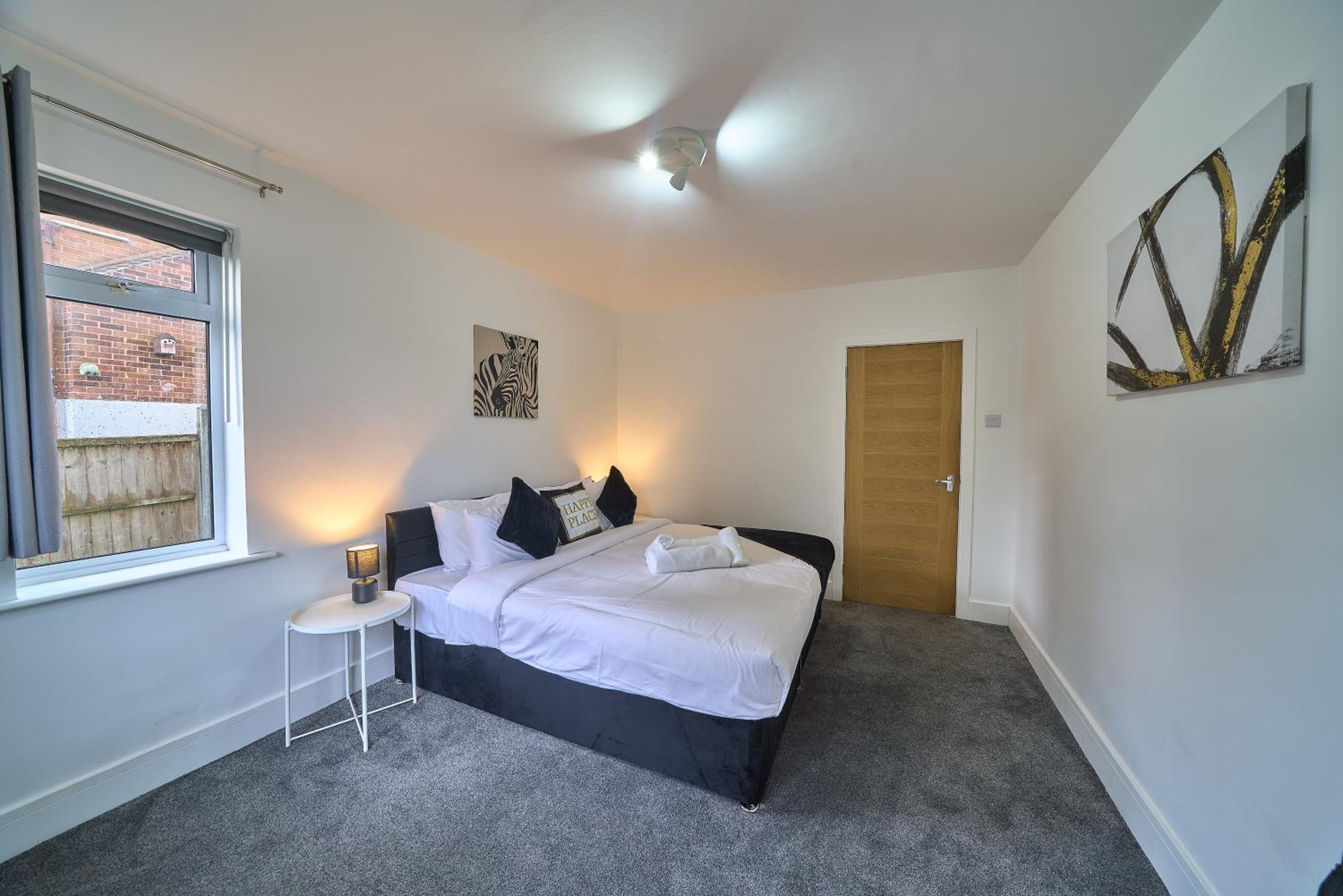 Spacious 4-Bedroom House in High Wycombe with Parking Fast WiFi