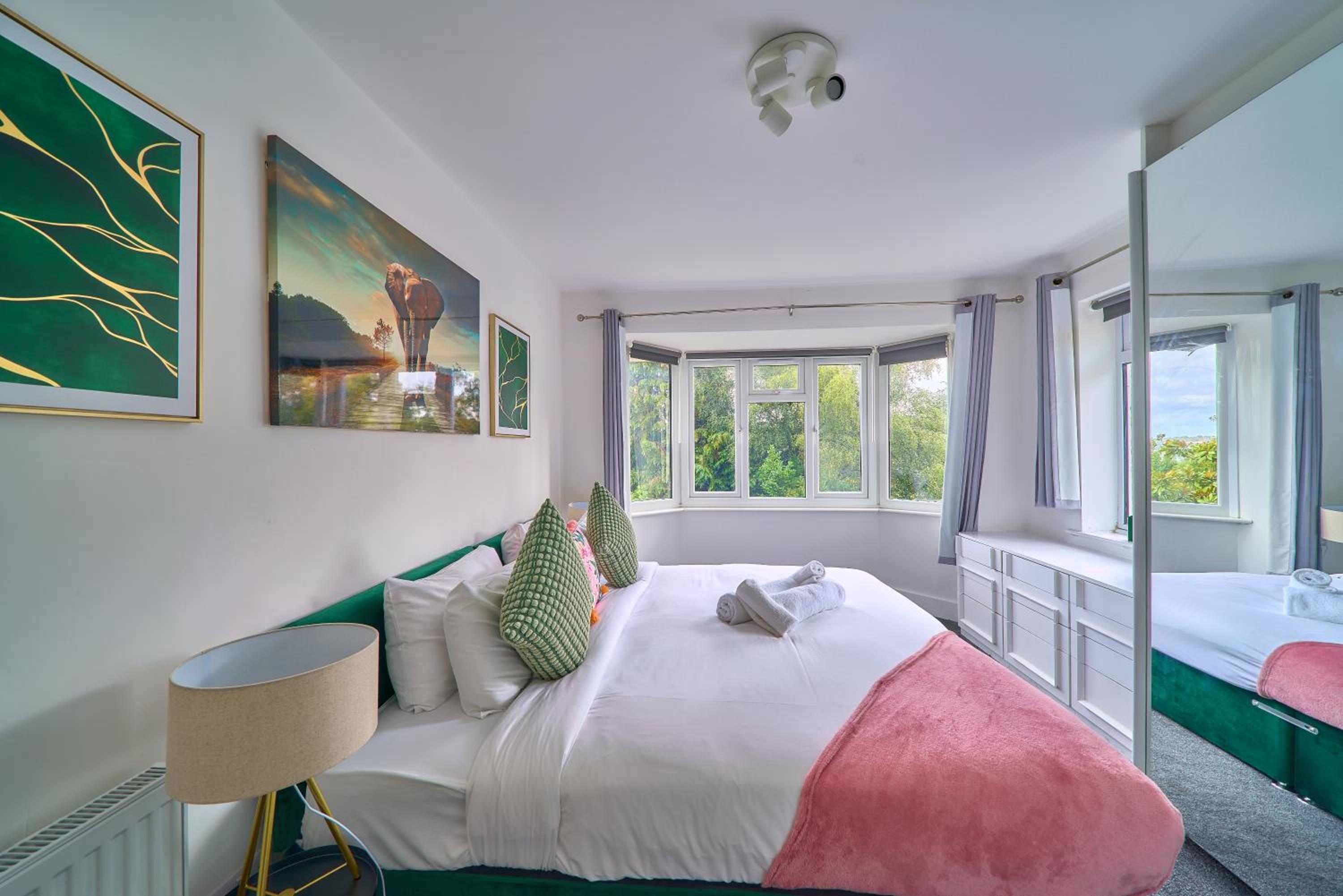 Spacious 4-Bedroom House in High Wycombe with Parking Fast WiFi