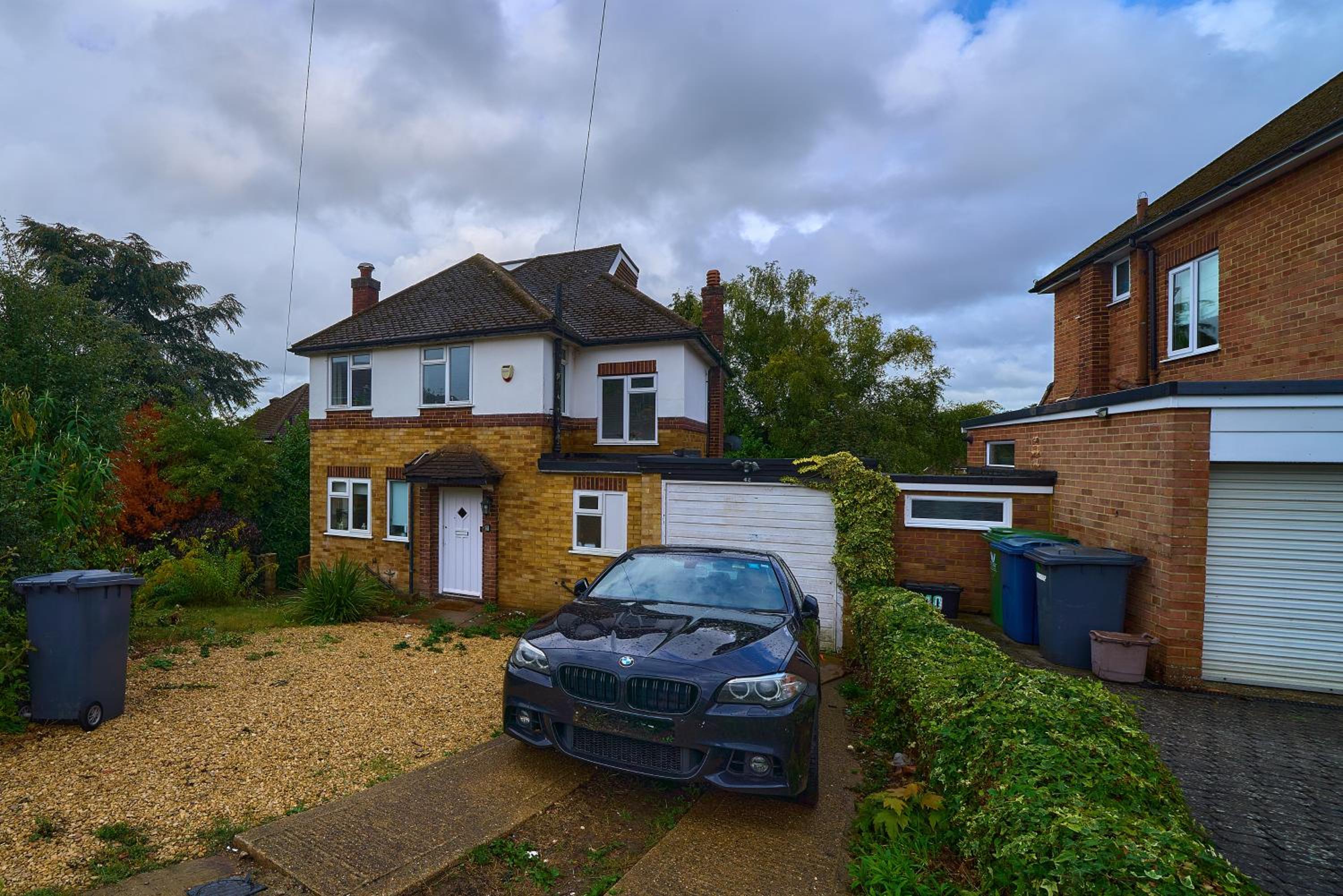 Spacious 4-Bedroom House in High Wycombe with Parking Fast WiFi