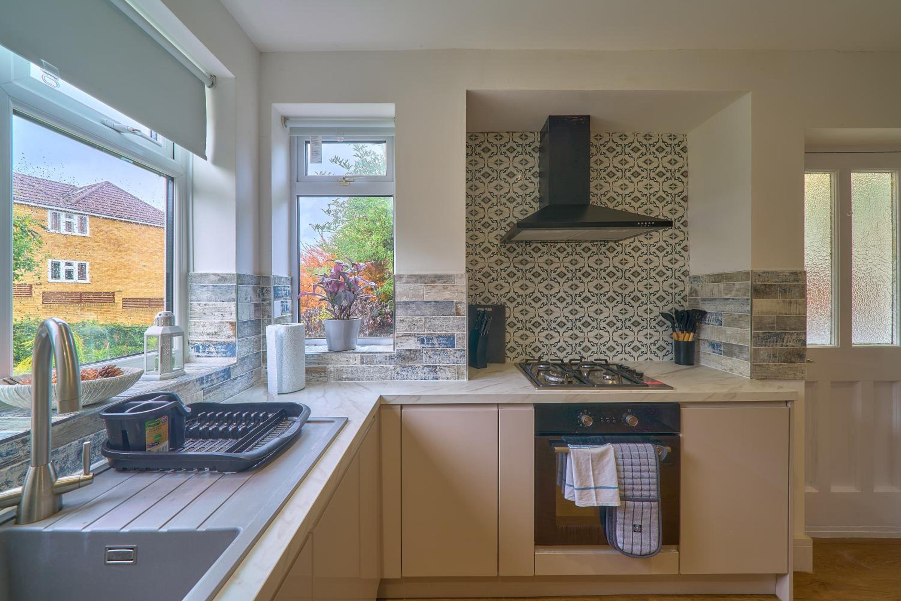Spacious 4-Bedroom House in High Wycombe with Parking Fast WiFi