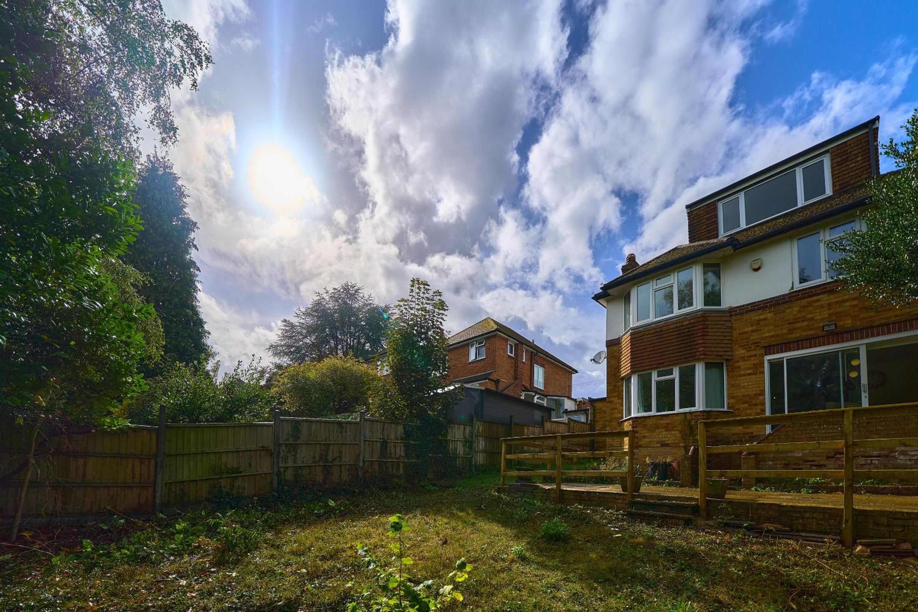Spacious 4-Bedroom House in High Wycombe with Parking Fast WiFi
