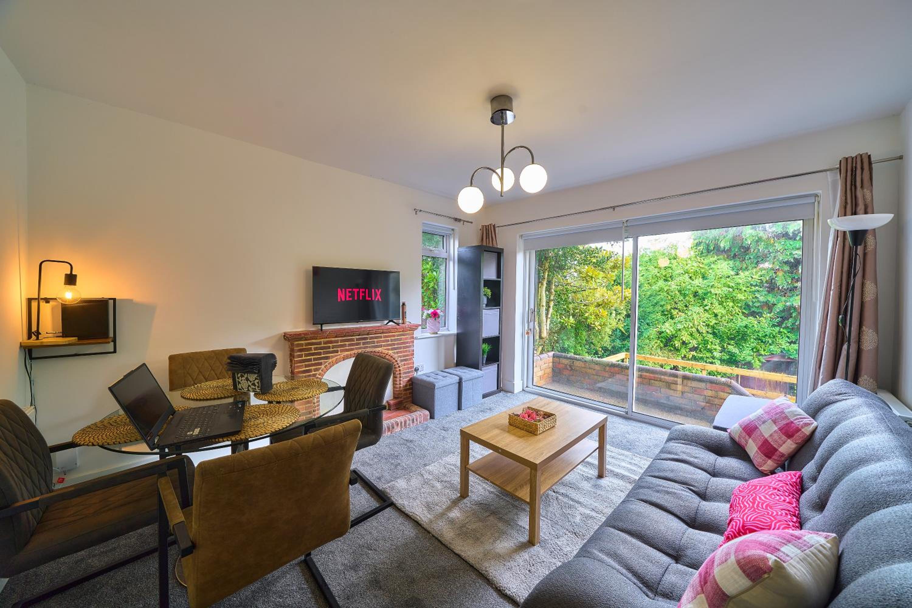 Spacious 4-Bedroom House in High Wycombe with Parking Fast WiFi