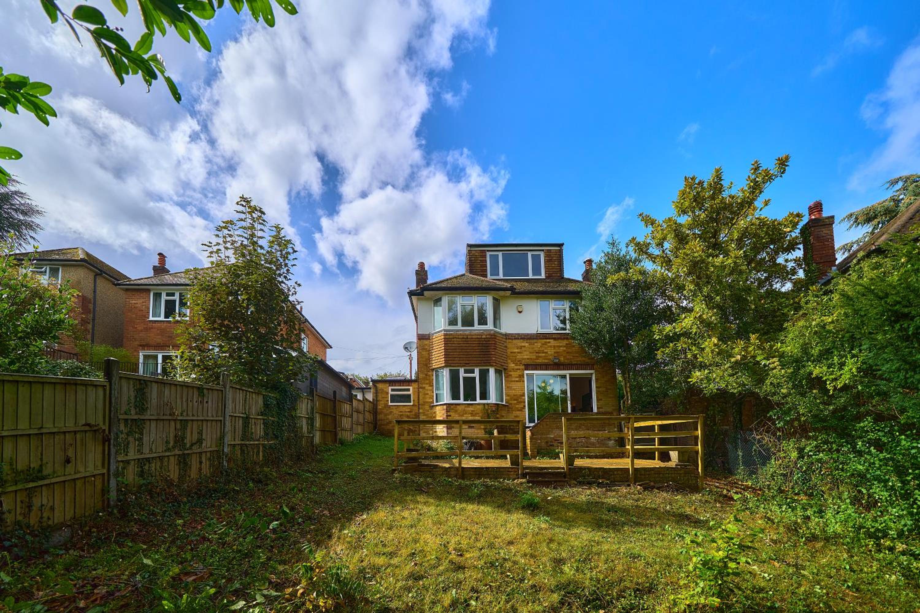 Spacious 4-Bedroom House in High Wycombe with Parking Fast WiFi