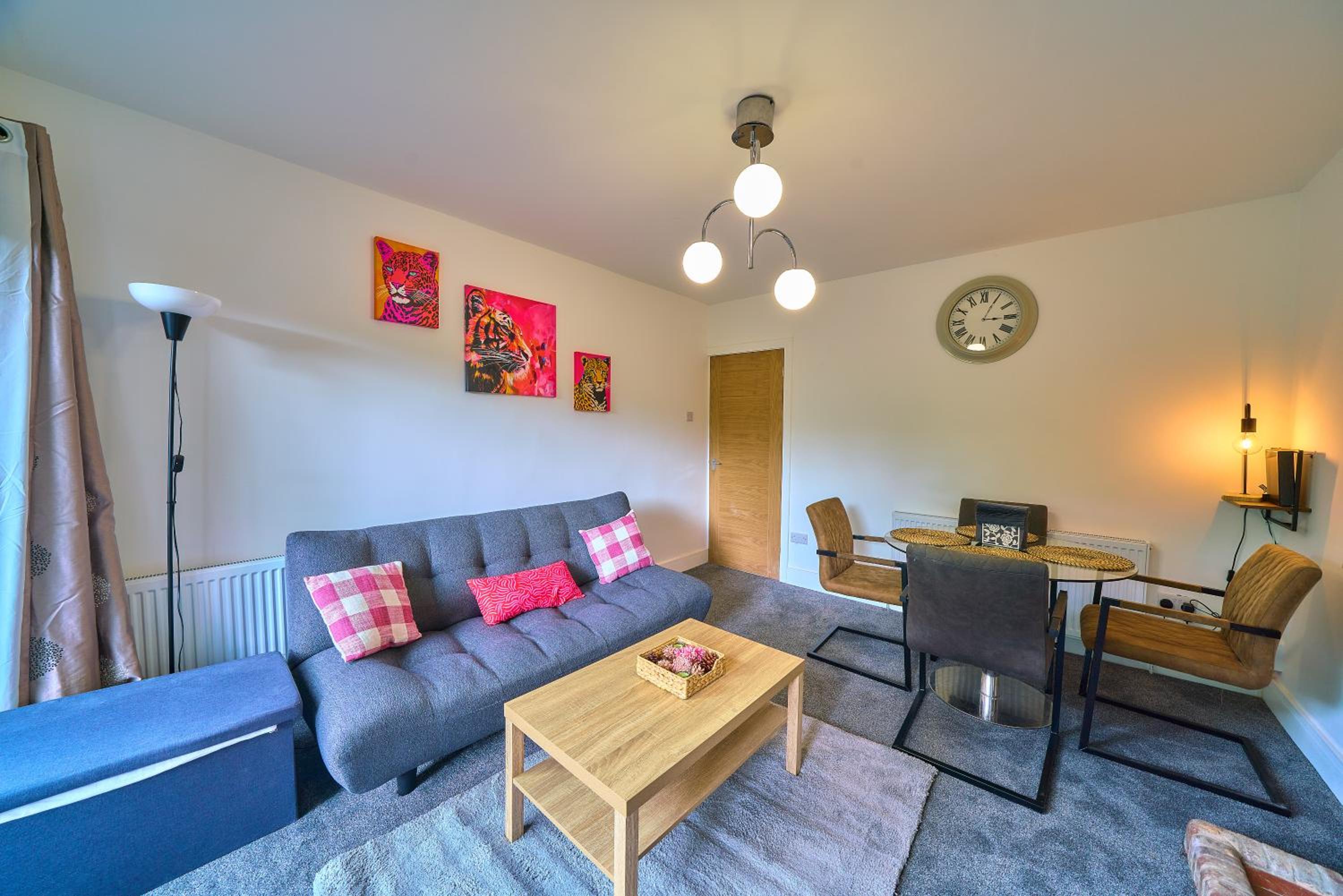 Spacious 4-Bedroom House in High Wycombe with Parking Fast WiFi