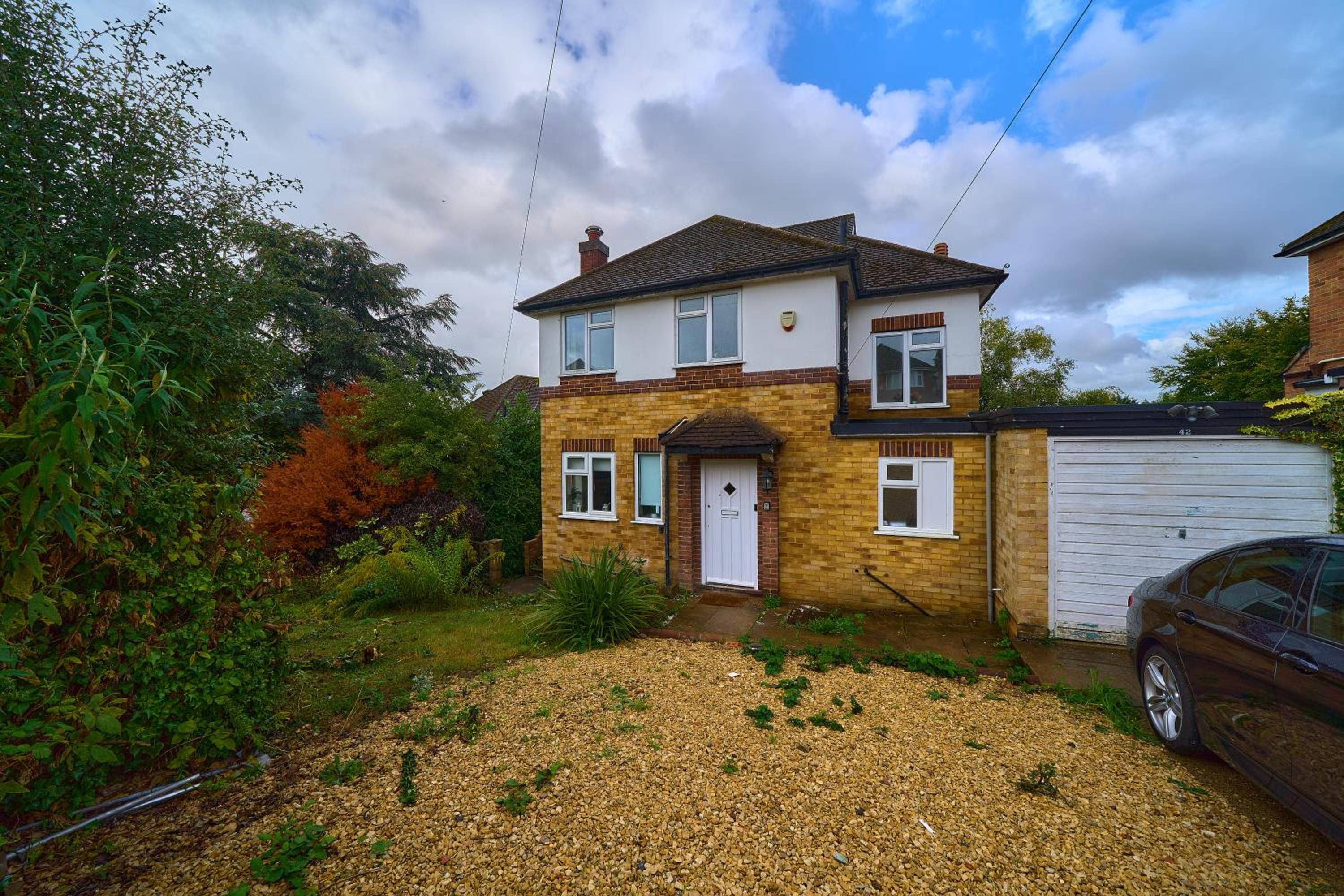 Spacious 4-Bedroom House in High Wycombe with Parking Fast WiFi