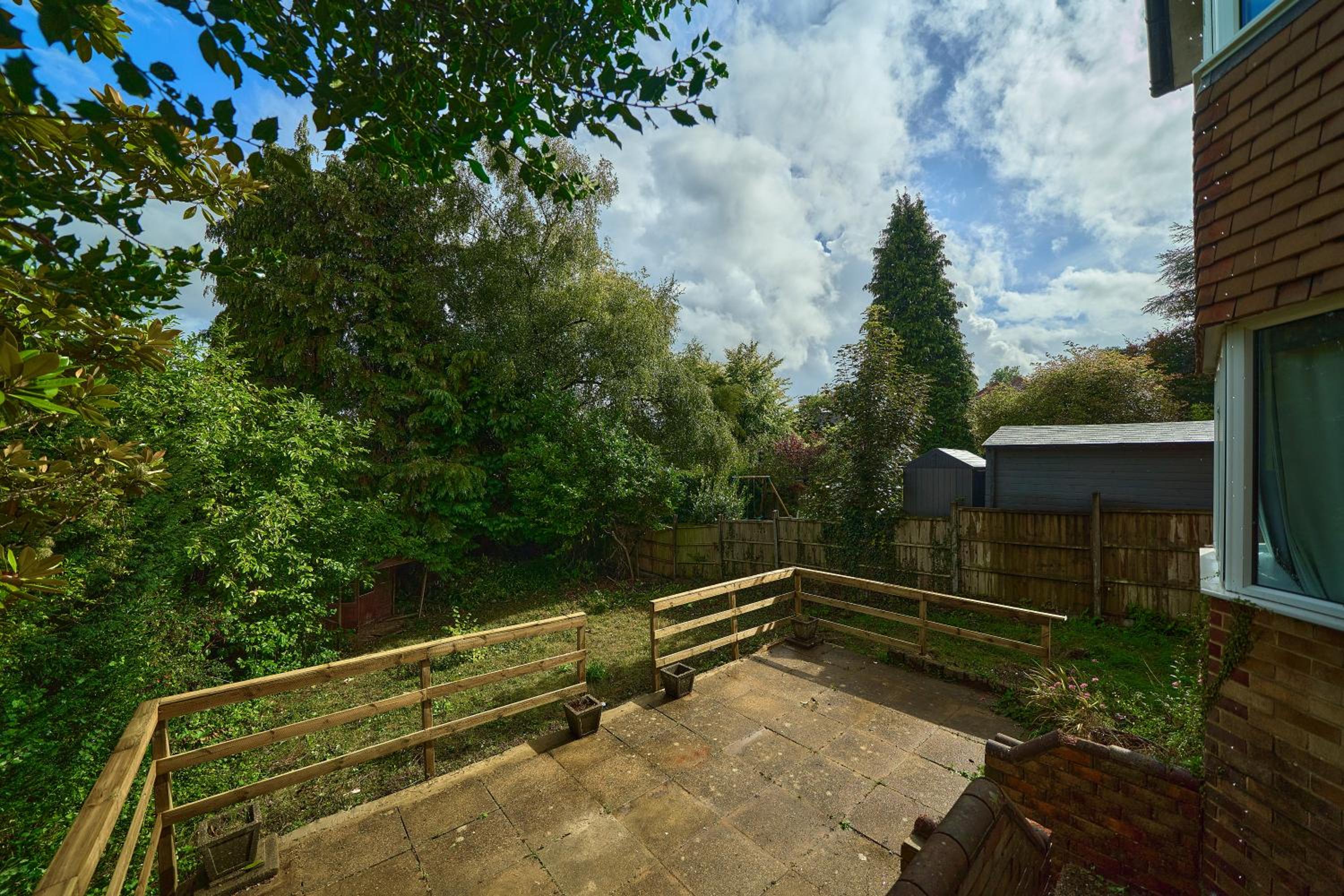 Spacious 4-Bedroom House in High Wycombe with Parking Fast WiFi