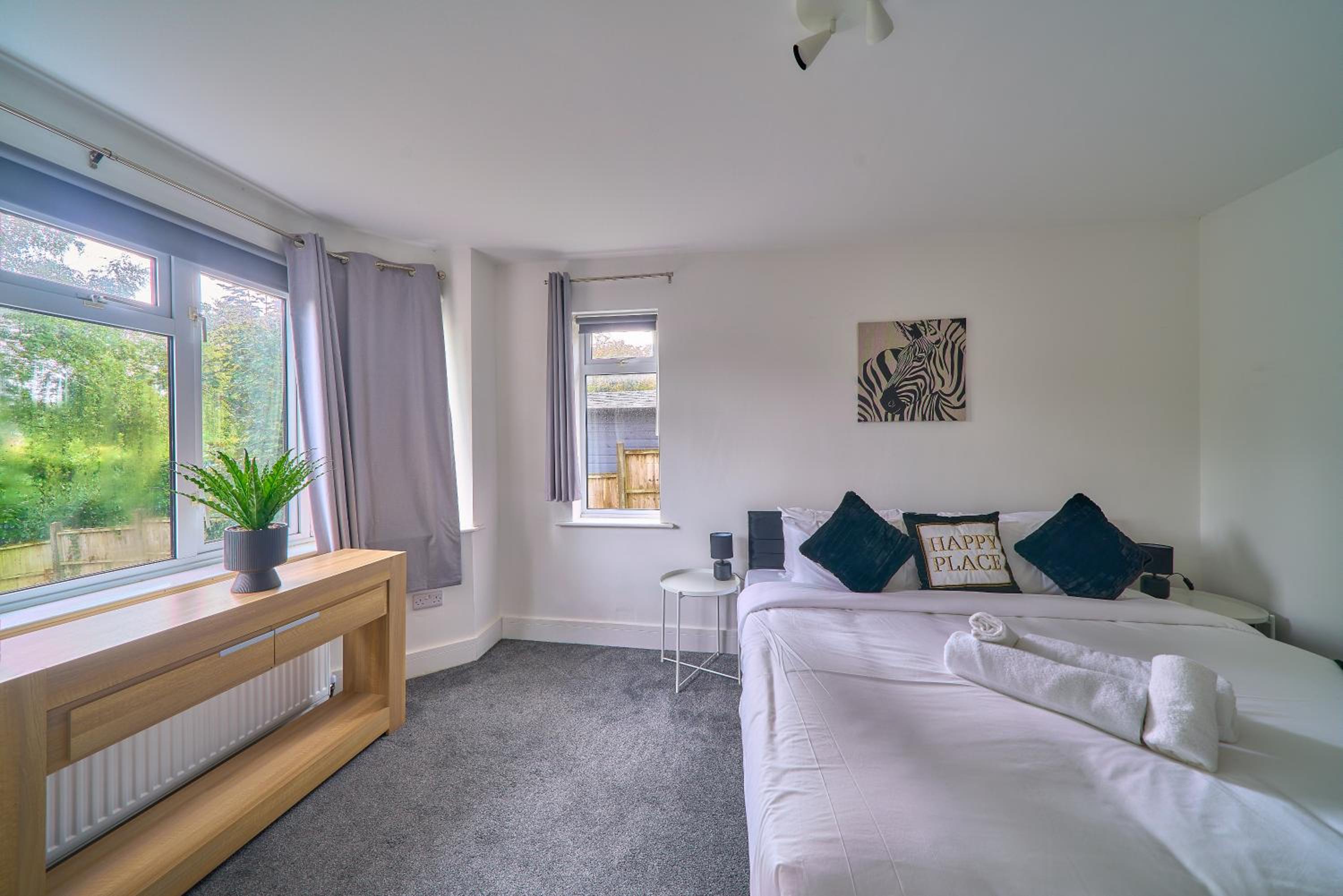 Spacious 4-Bedroom House in High Wycombe with Parking Fast WiFi