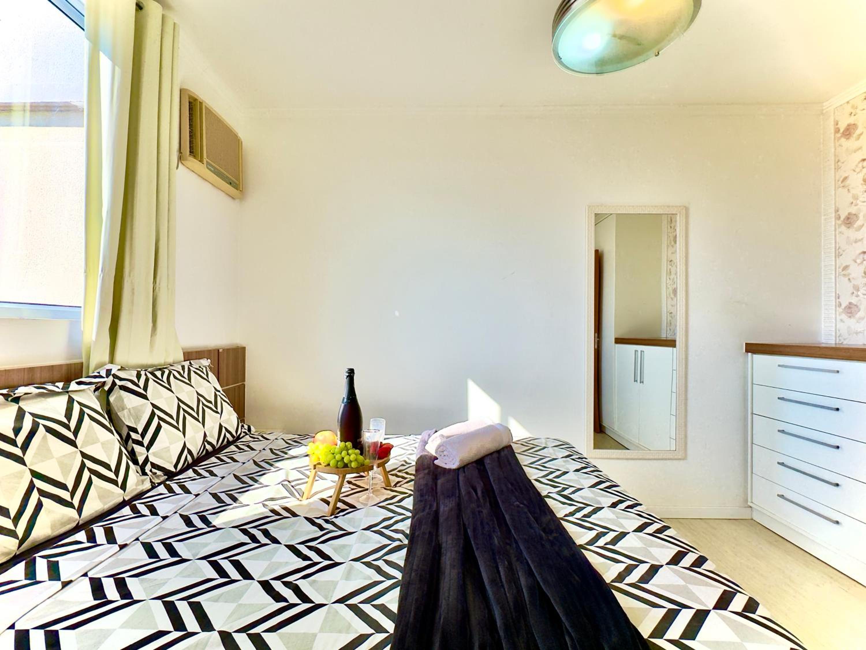 Apartamento a 400M PRAIA com PISCINA sacada com CHURRASQUEIRA privativa Wi-Fi Portaria 24h PLAYGROUND INFANTIL Quadra de esportes e vaga privativa de GARAG
