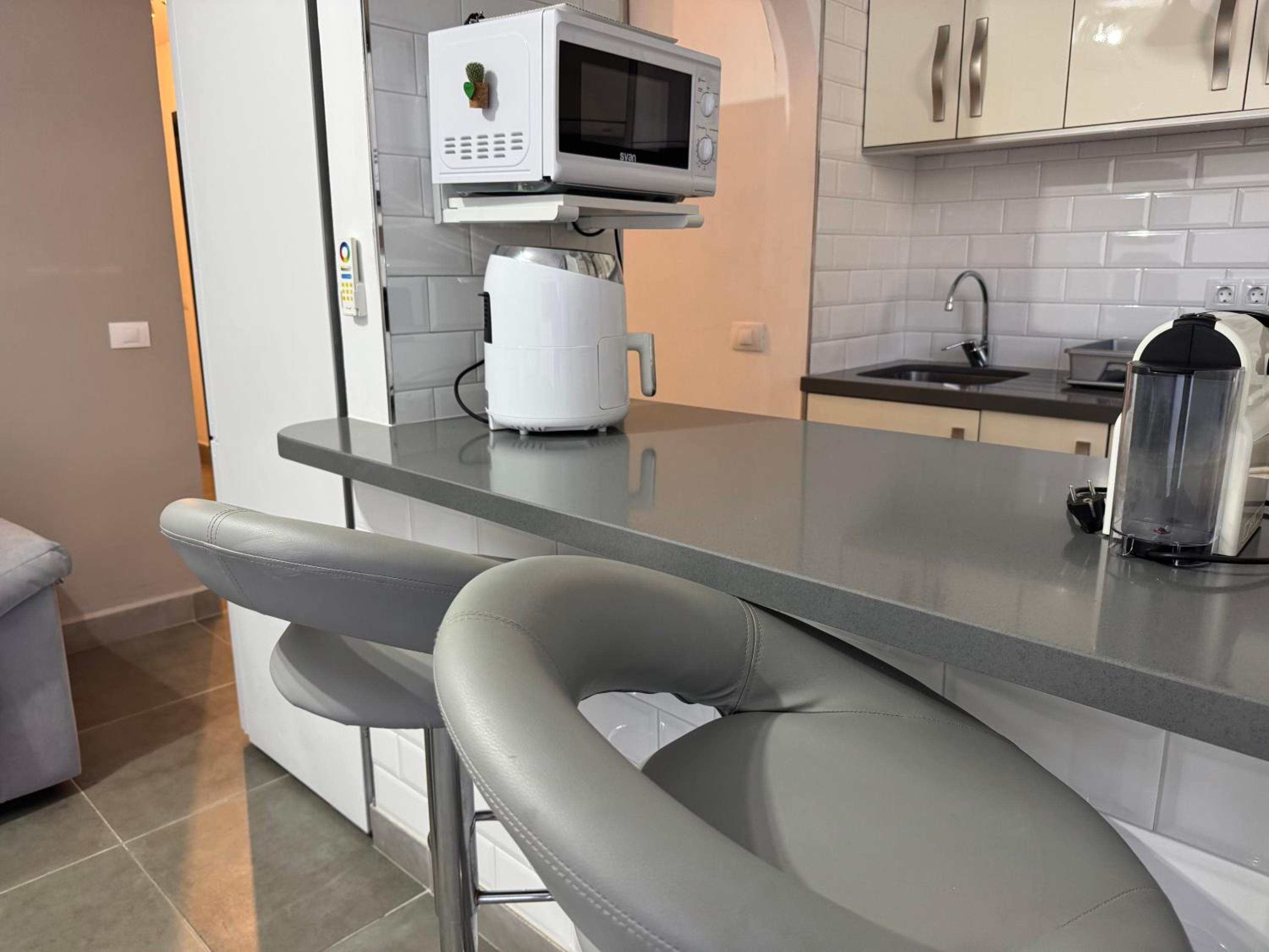 Vibrant Seaside Apartment in Central Los Cristianos