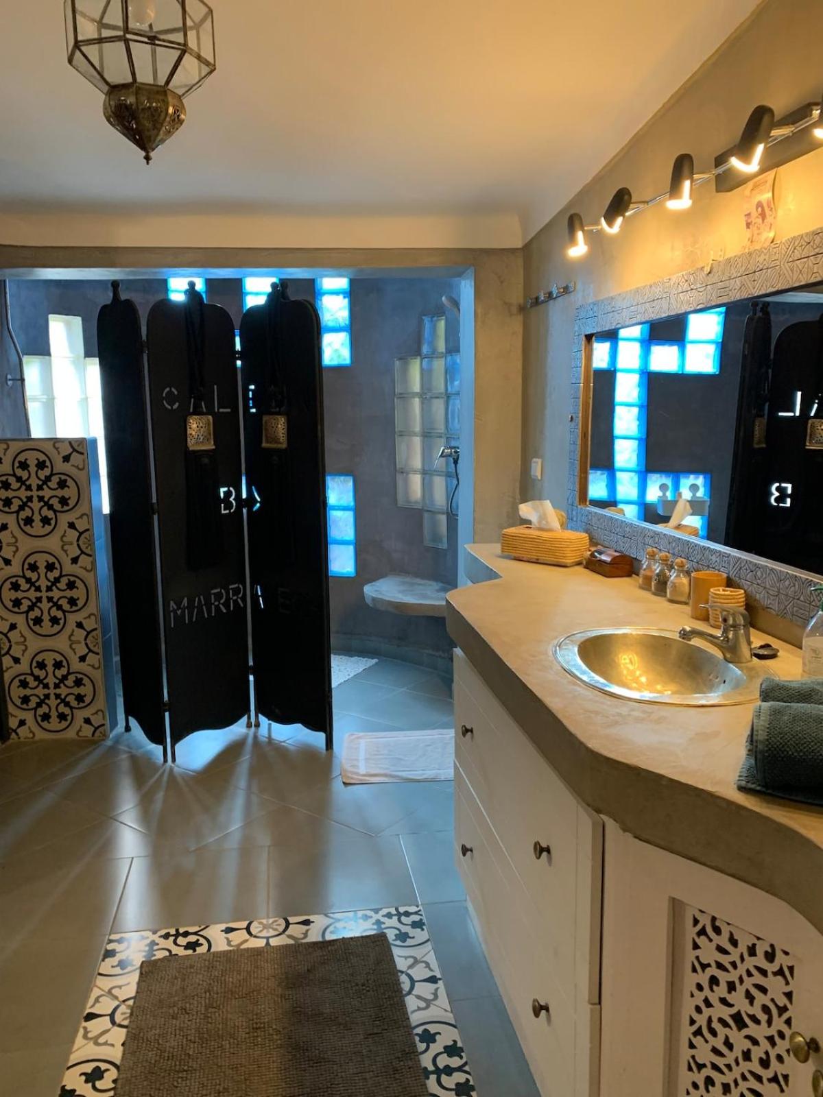 Villa with Private Pool and Garden, Fast Wi-Fi