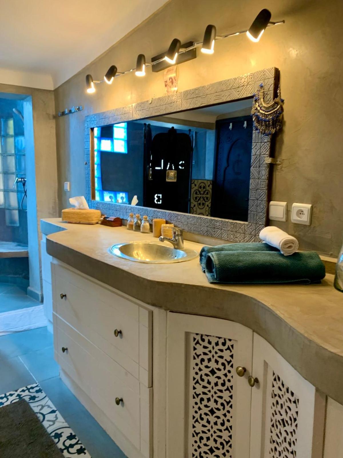 Villa with Private Pool and Garden, Fast Wi-Fi