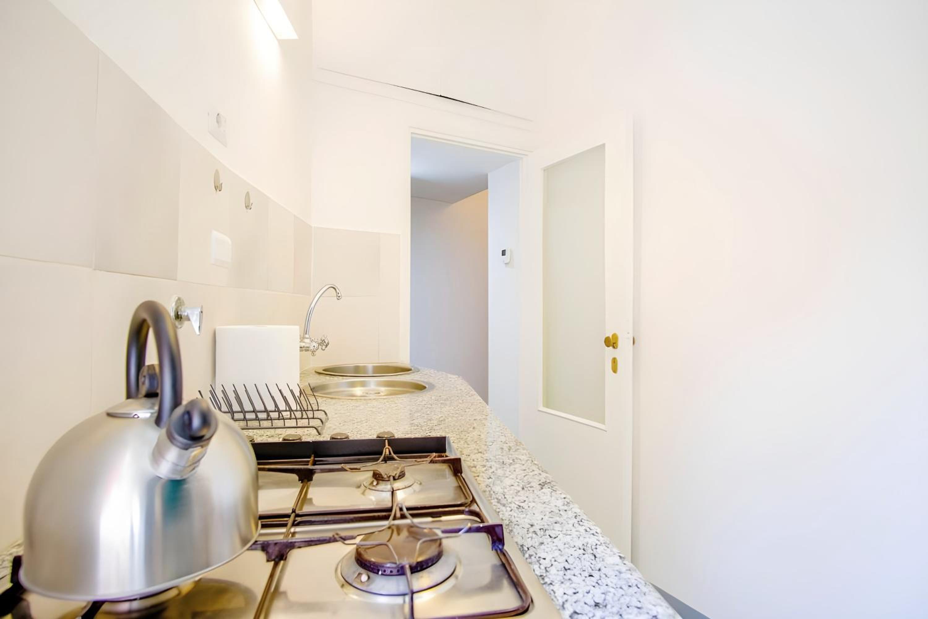 Elegantis Veniero Suite Apartment - 1 Minute Walk to Vatican Museums