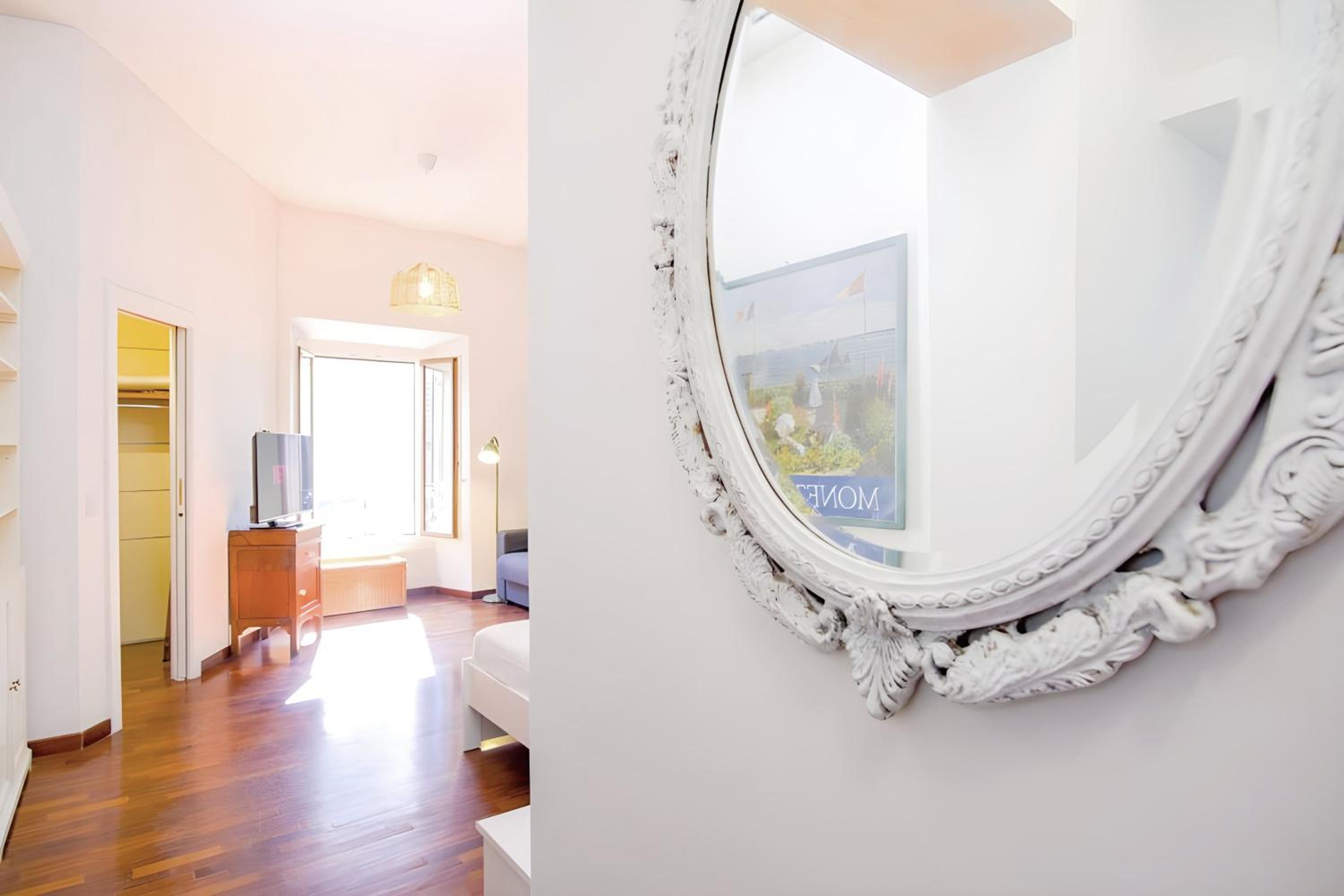 Elegantis Veniero Suite Apartment - 1 Minute Walk to Vatican Museums