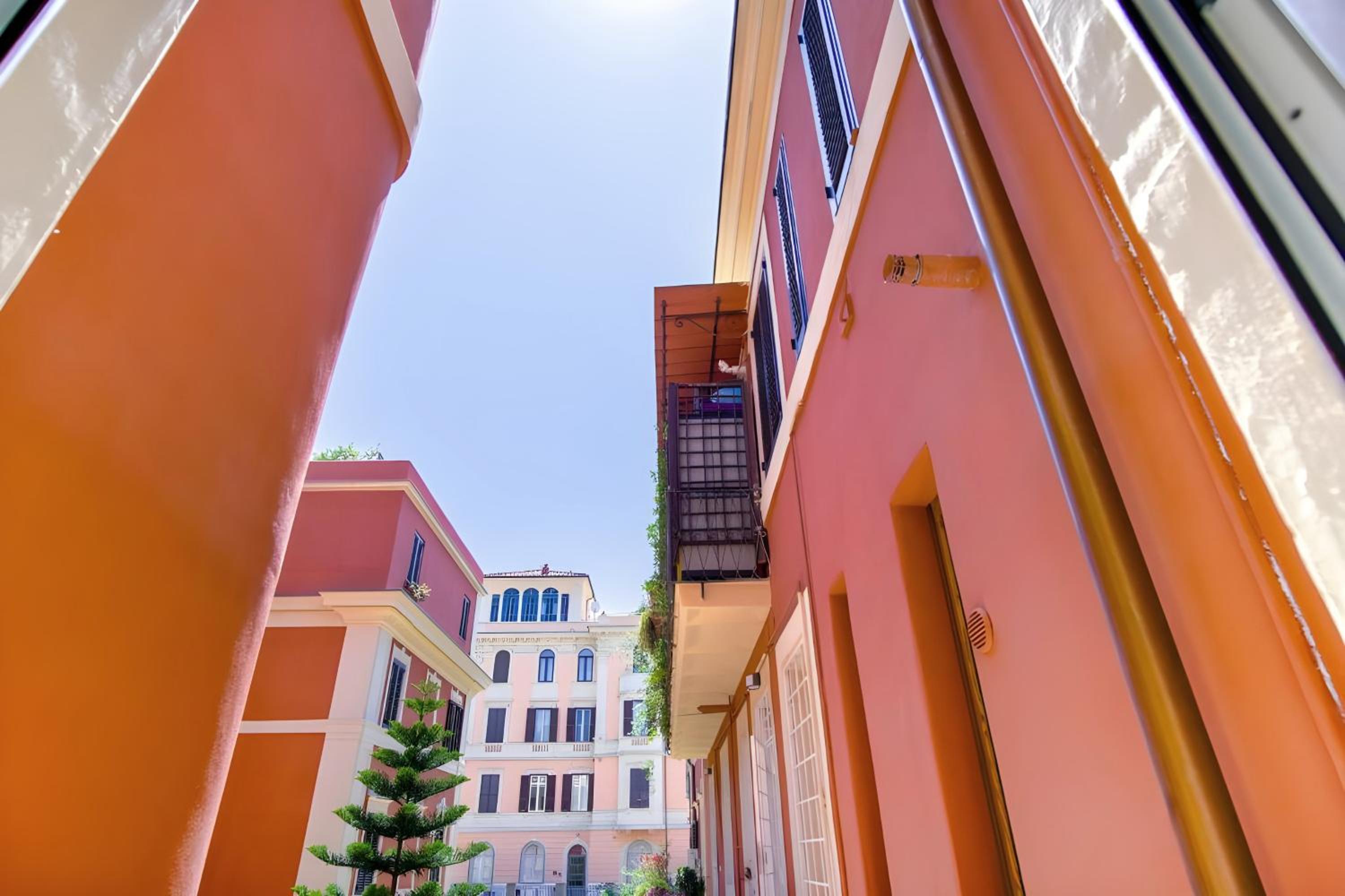 Elegantis Veniero Suite Apartment - 1 Minute Walk to Vatican Museums