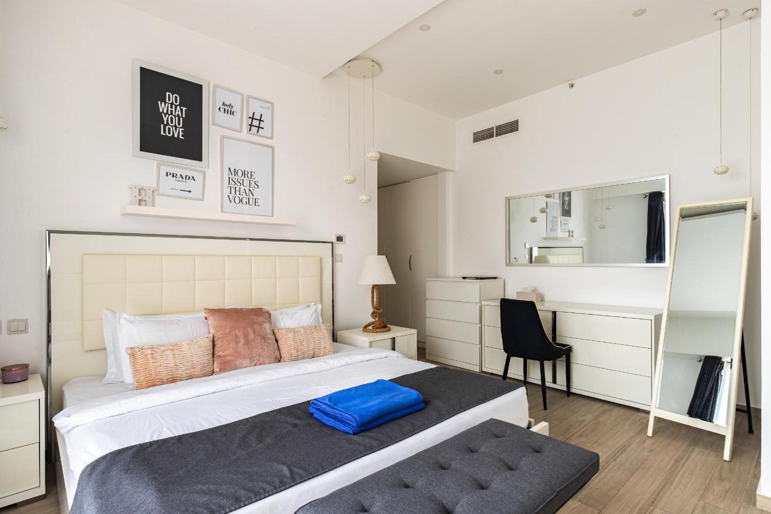 Simply Comfort Vacation Homes Rental Lux Penthouse 4BR Apartment with Iconic Marina Views in Sadaf2 JBR